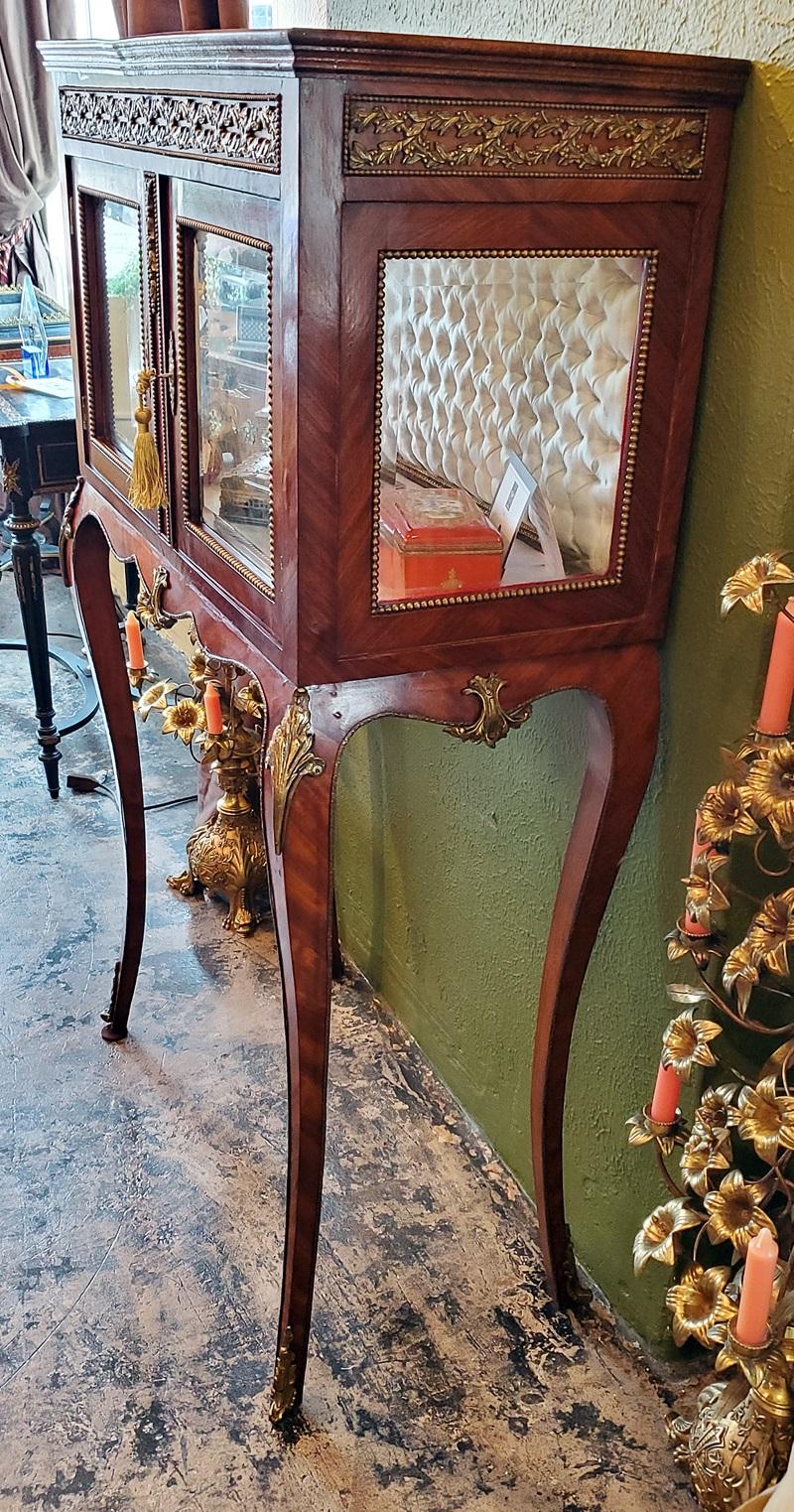 19C French Boudoir Vitrine in the Style of Louis XV For Sale 3