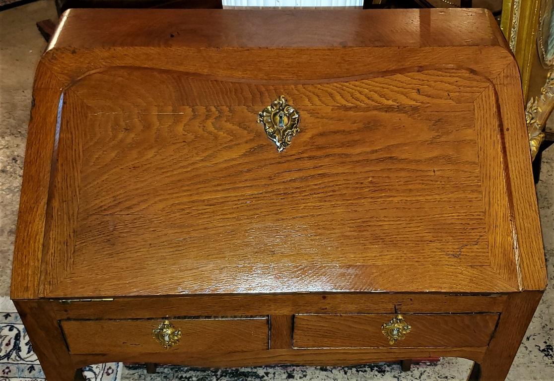 Presenting a lovely 19th century French country golden oak bureau or desk.

French, circa 1860.

Made of gorgeous golden oak with fantastic original patina. It has a fall down top that reveals a writing area with original leather insert, central