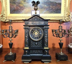 Reloj de chimenea francés de 19C con guarniciones de candelabros de J. Marti (París)