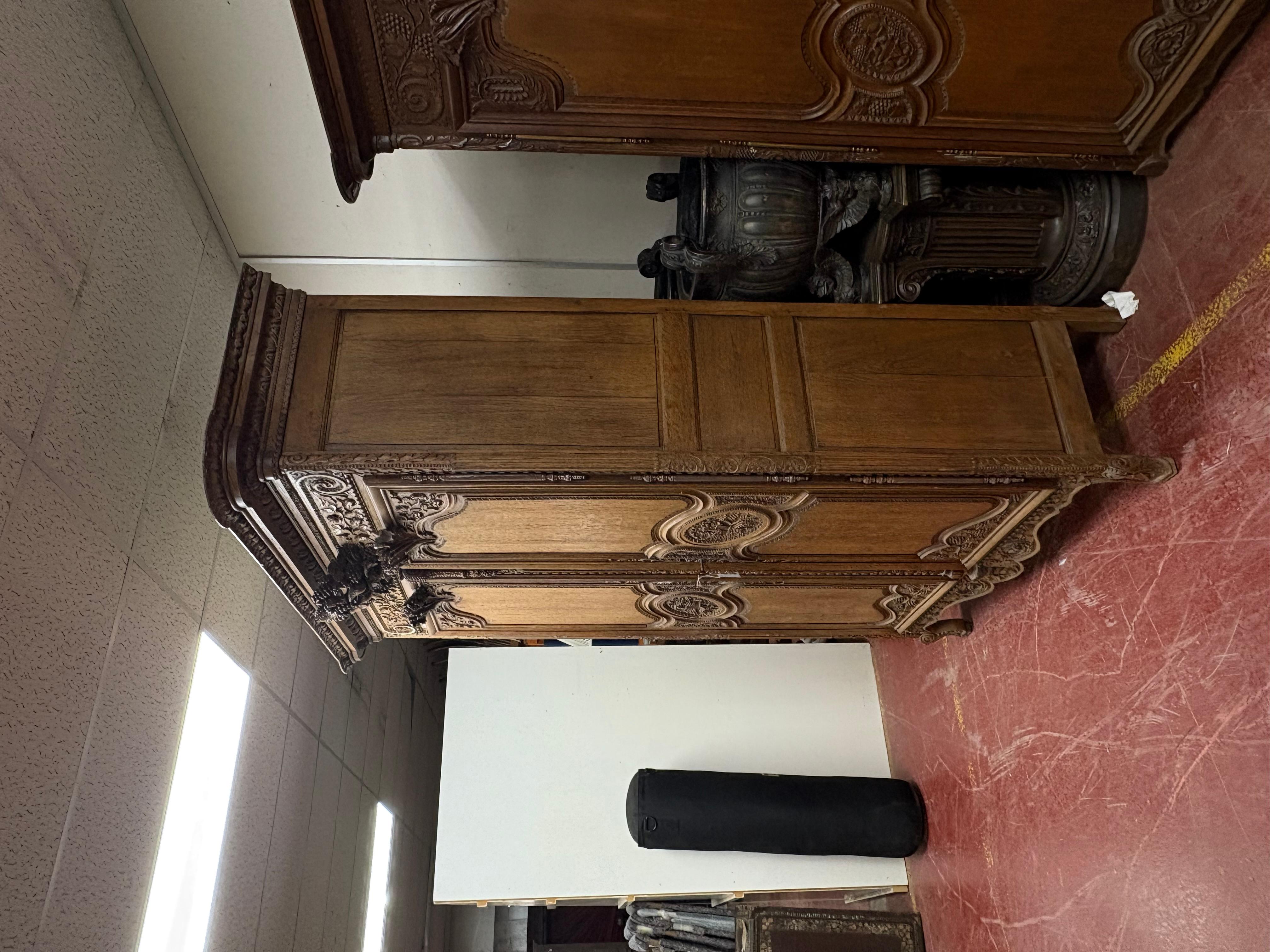19C Französisch Massiv Eiche Armoire Du Marriage aus der Normandie im Angebot 4
