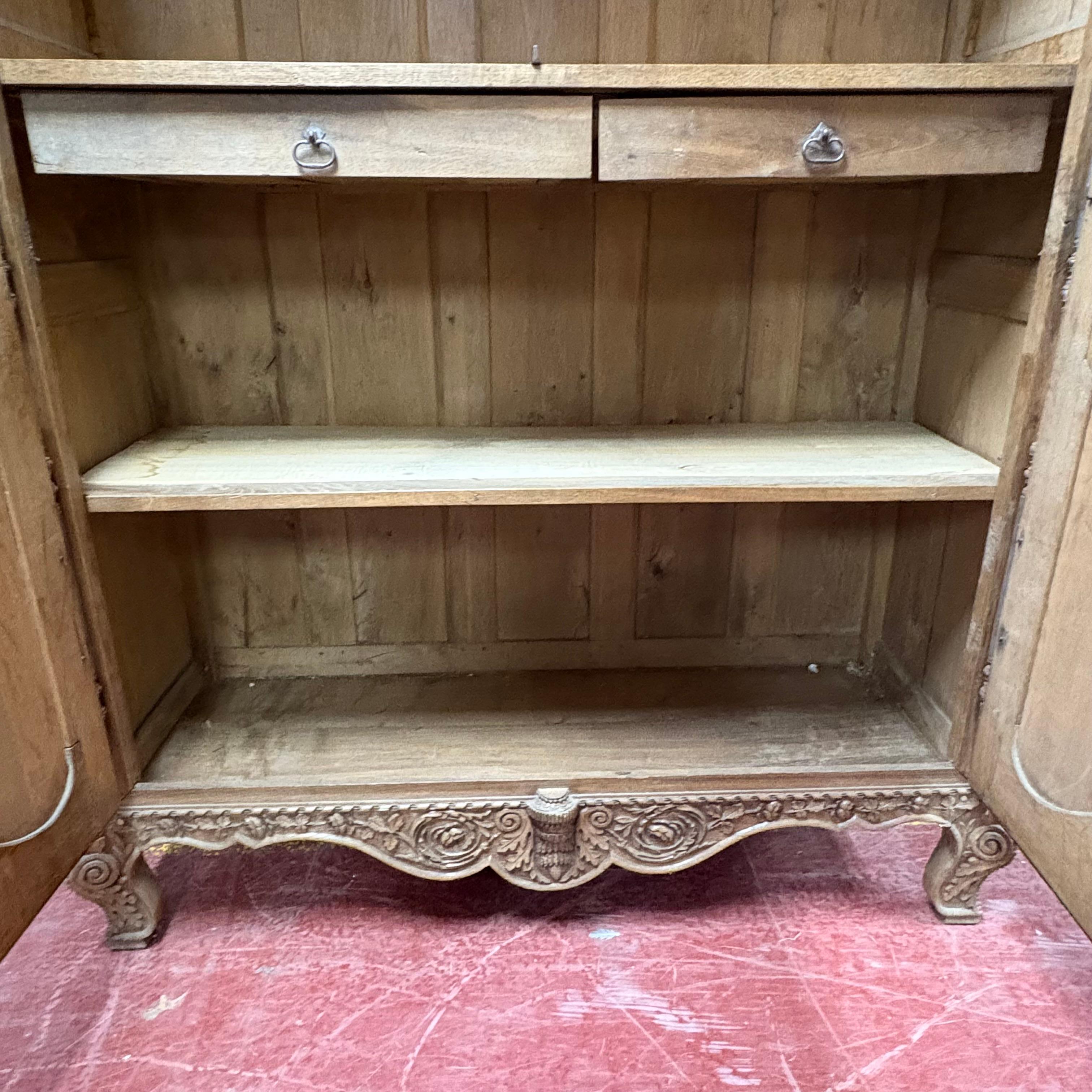 19C Französisch Massiv Eiche Armoire Du Marriage aus der Normandie im Angebot 6