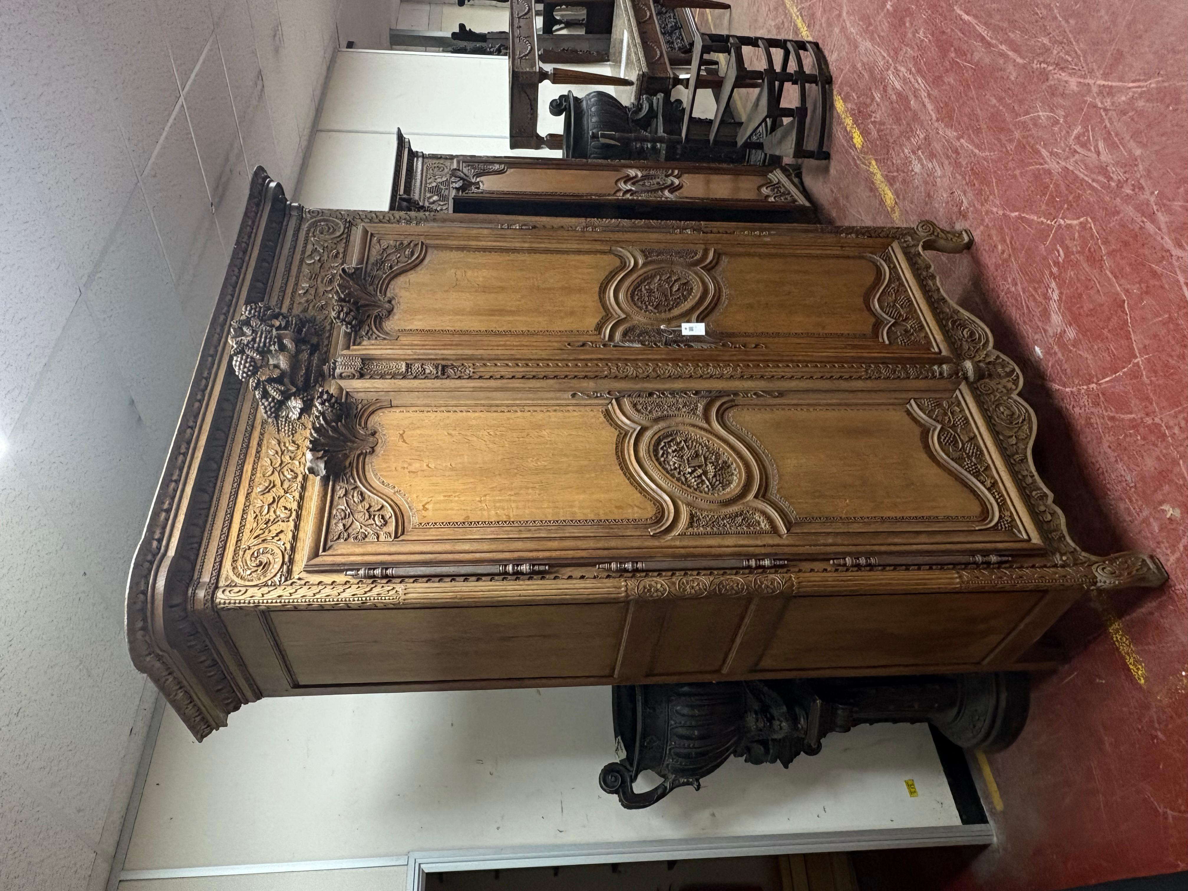 19C Französisch Massiv Eiche Armoire Du Marriage aus der Normandie im Angebot 7