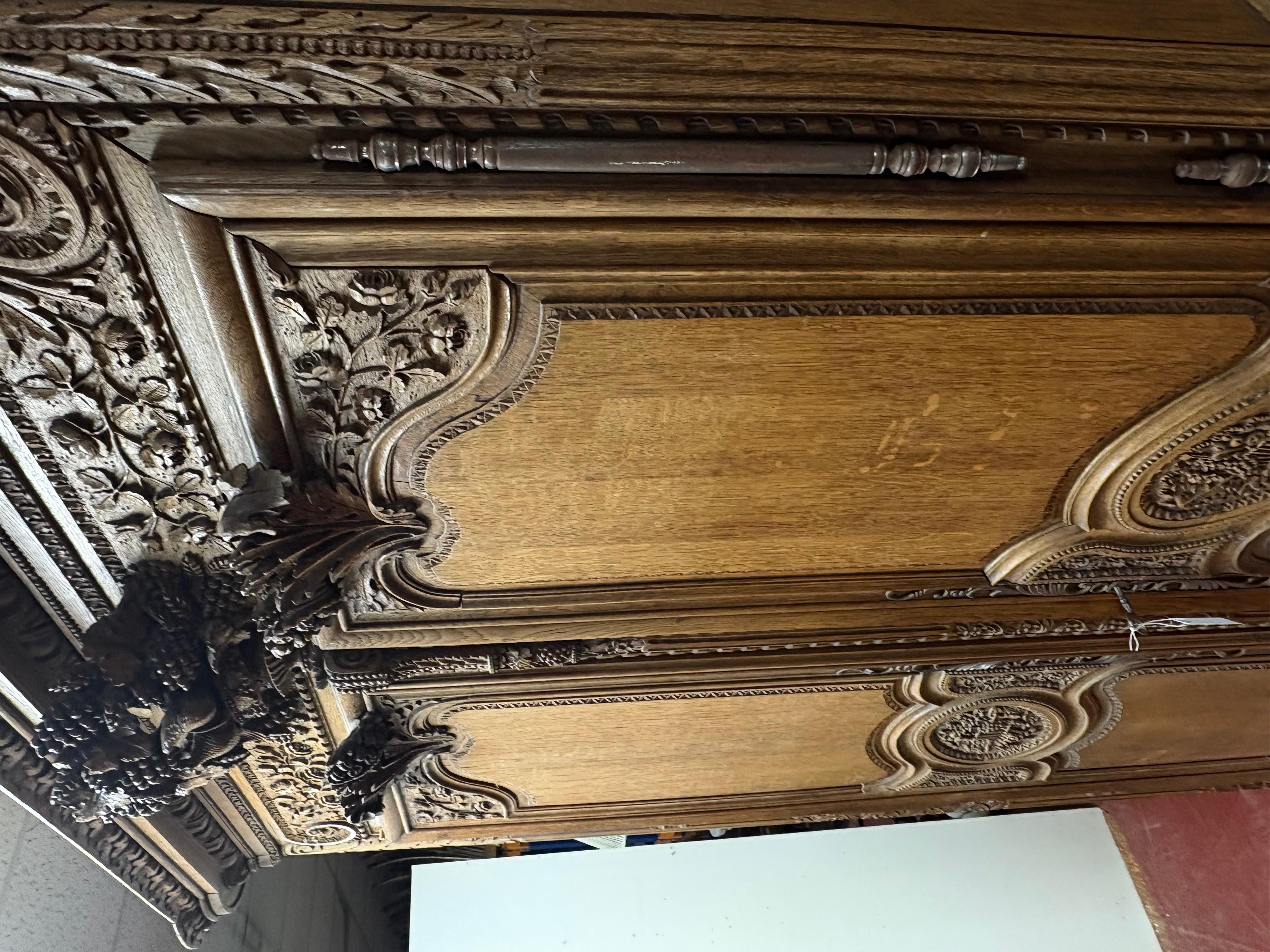 19C Französisch Massiv Eiche Armoire Du Marriage aus der Normandie im Angebot 9