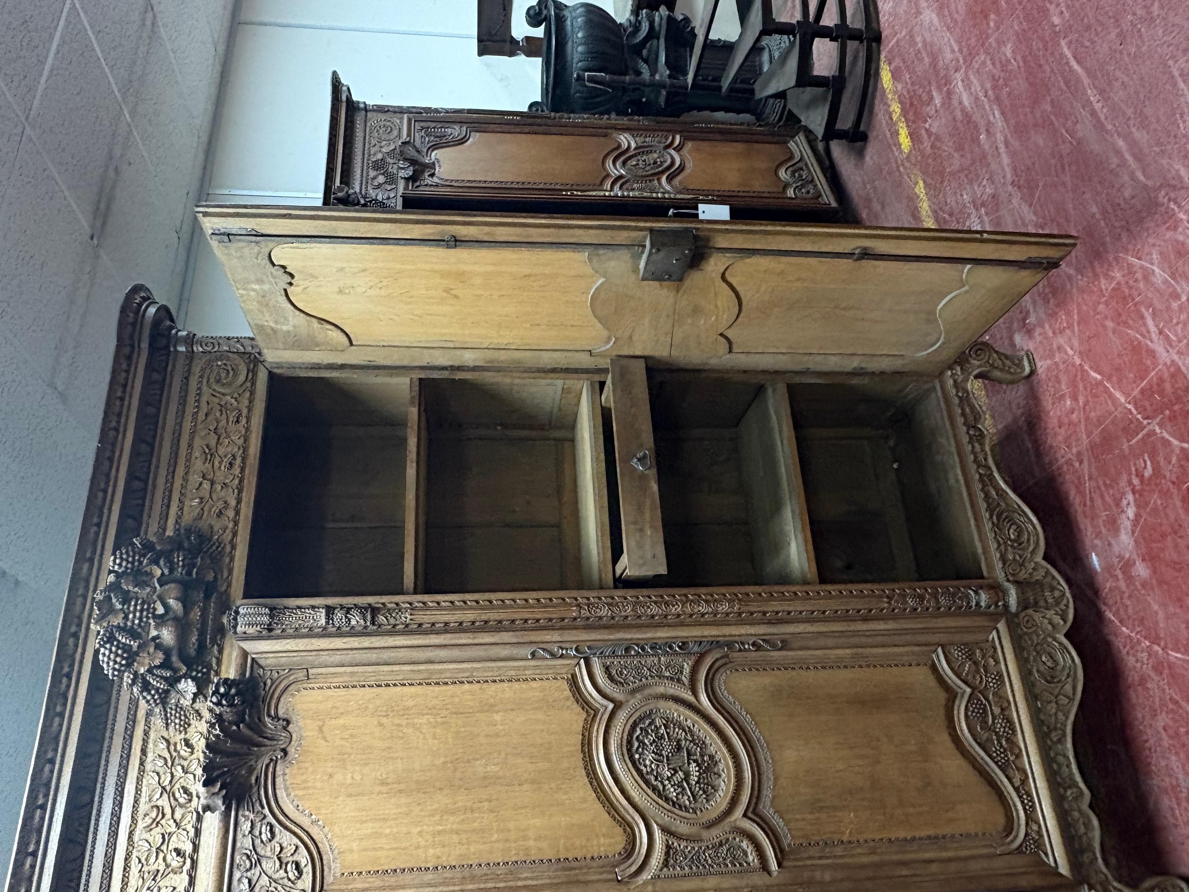 19C Französisch Massiv Eiche Armoire Du Marriage aus der Normandie im Angebot 10