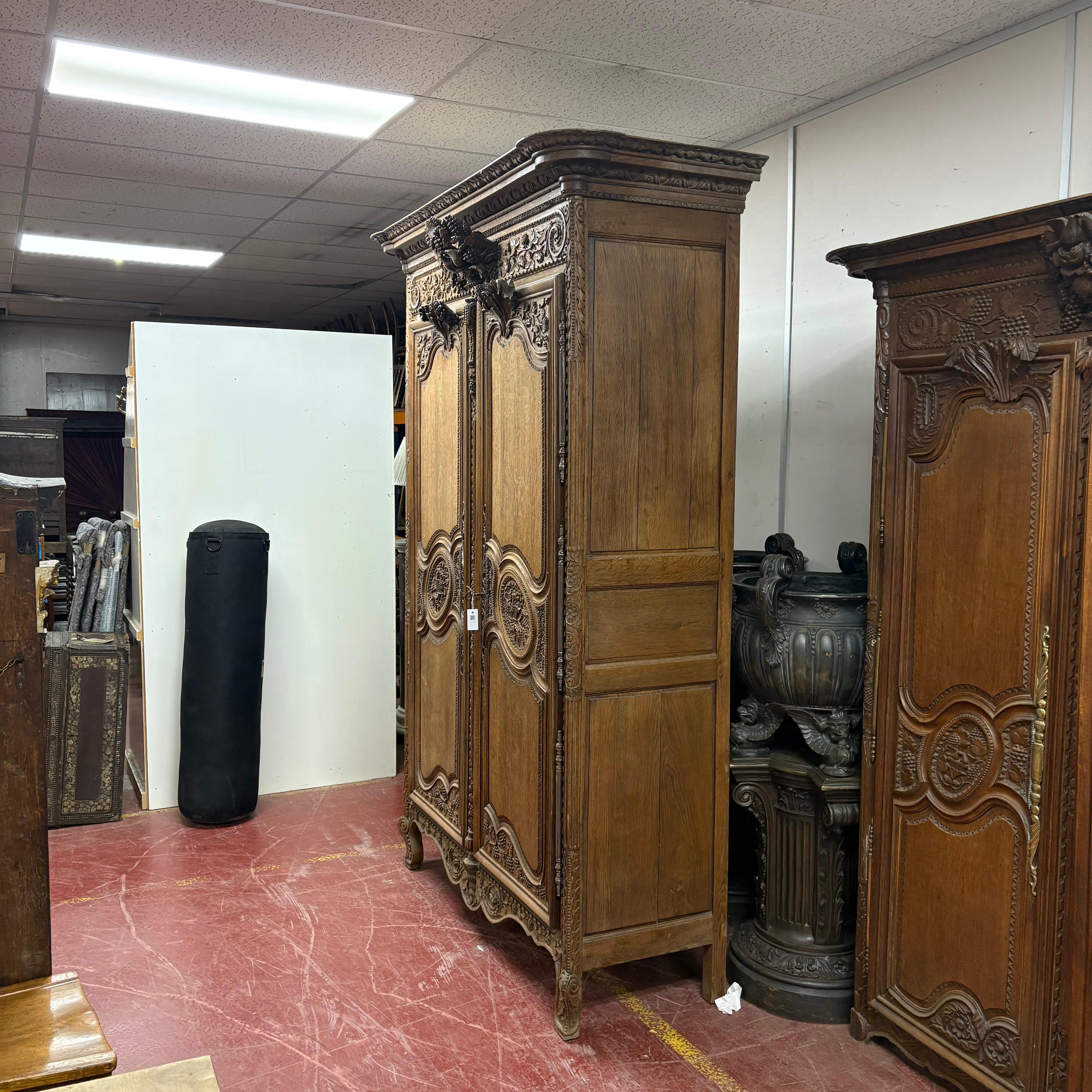 19C Französisch Massiv Eiche Armoire Du Marriage aus der Normandie (Französische Provence) im Angebot