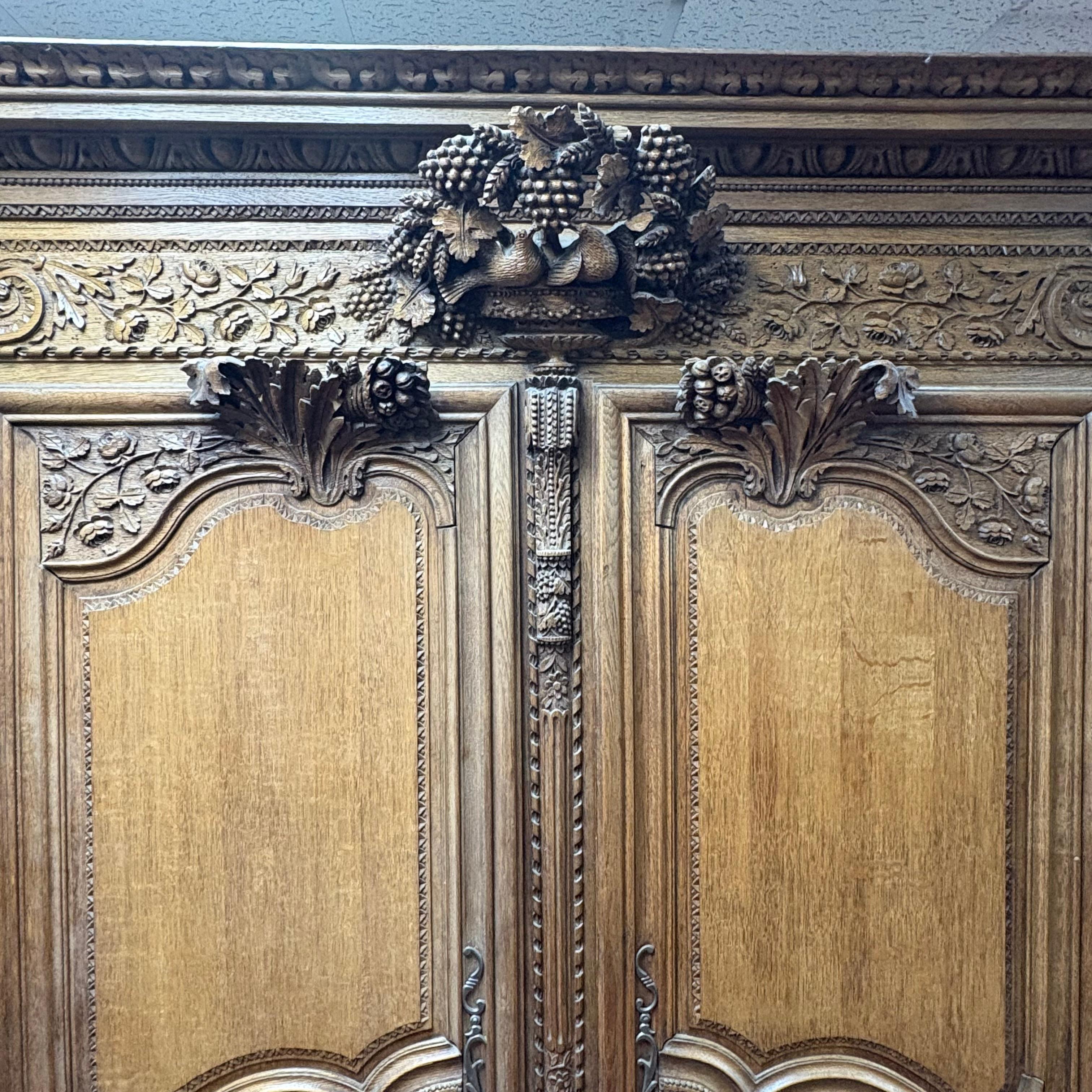 19C Französisch Massiv Eiche Armoire Du Marriage aus der Normandie im Zustand „Gut“ im Angebot in London, GB