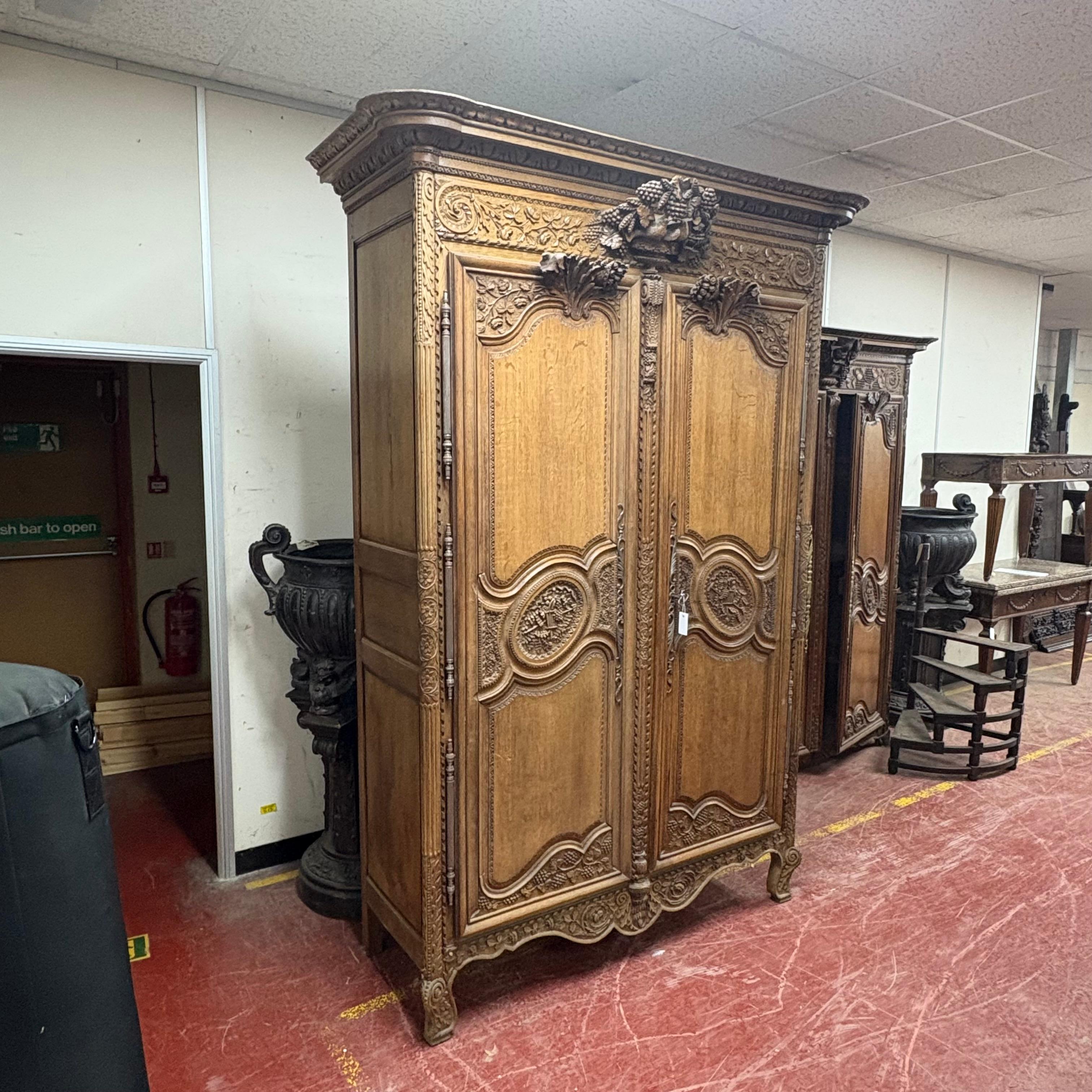 19C Französisch Massiv Eiche Armoire Du Marriage aus der Normandie (19. Jahrhundert) im Angebot
