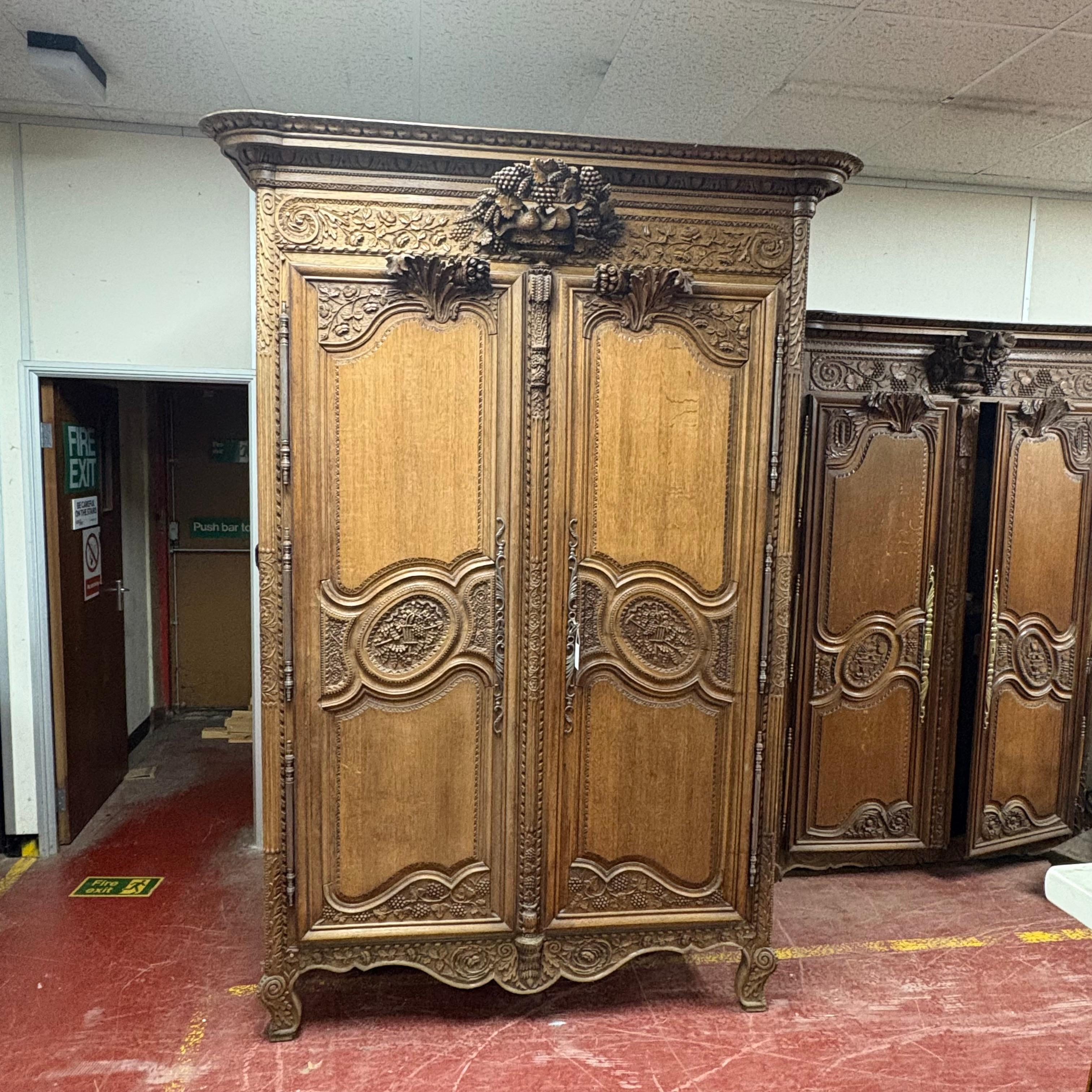 19C Französisch Massiv Eiche Armoire Du Marriage aus der Normandie (Eichenholz) im Angebot