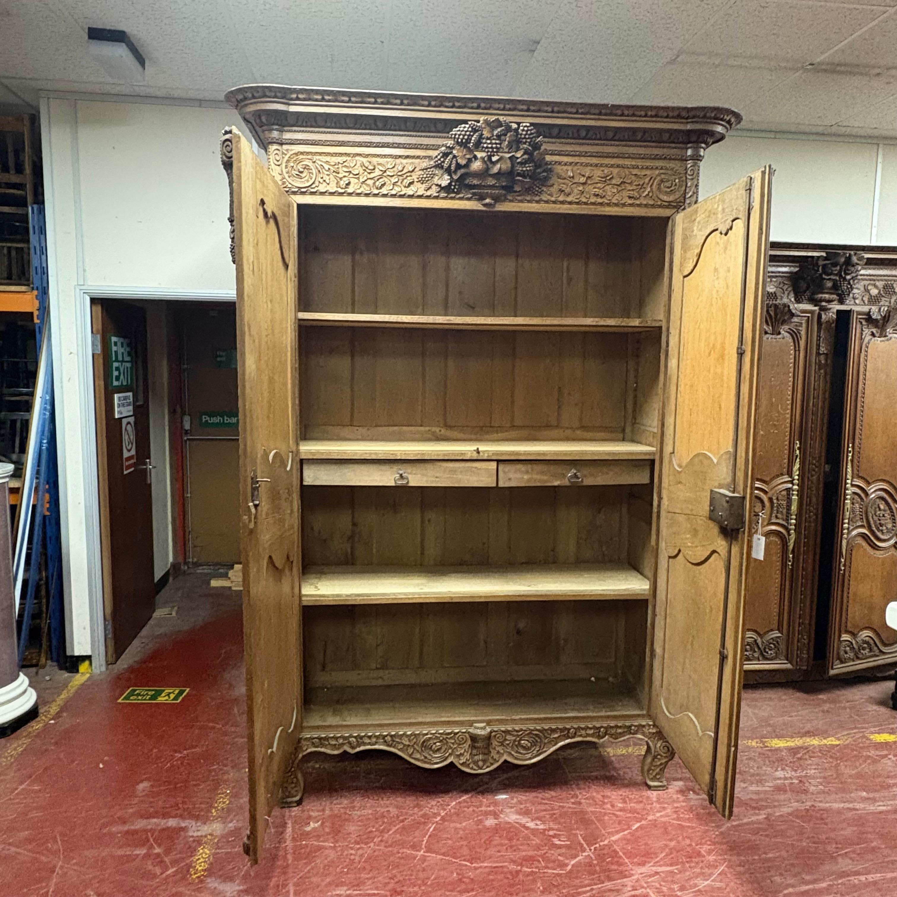 19C Französisch Massiv Eiche Armoire Du Marriage aus der Normandie im Angebot 1