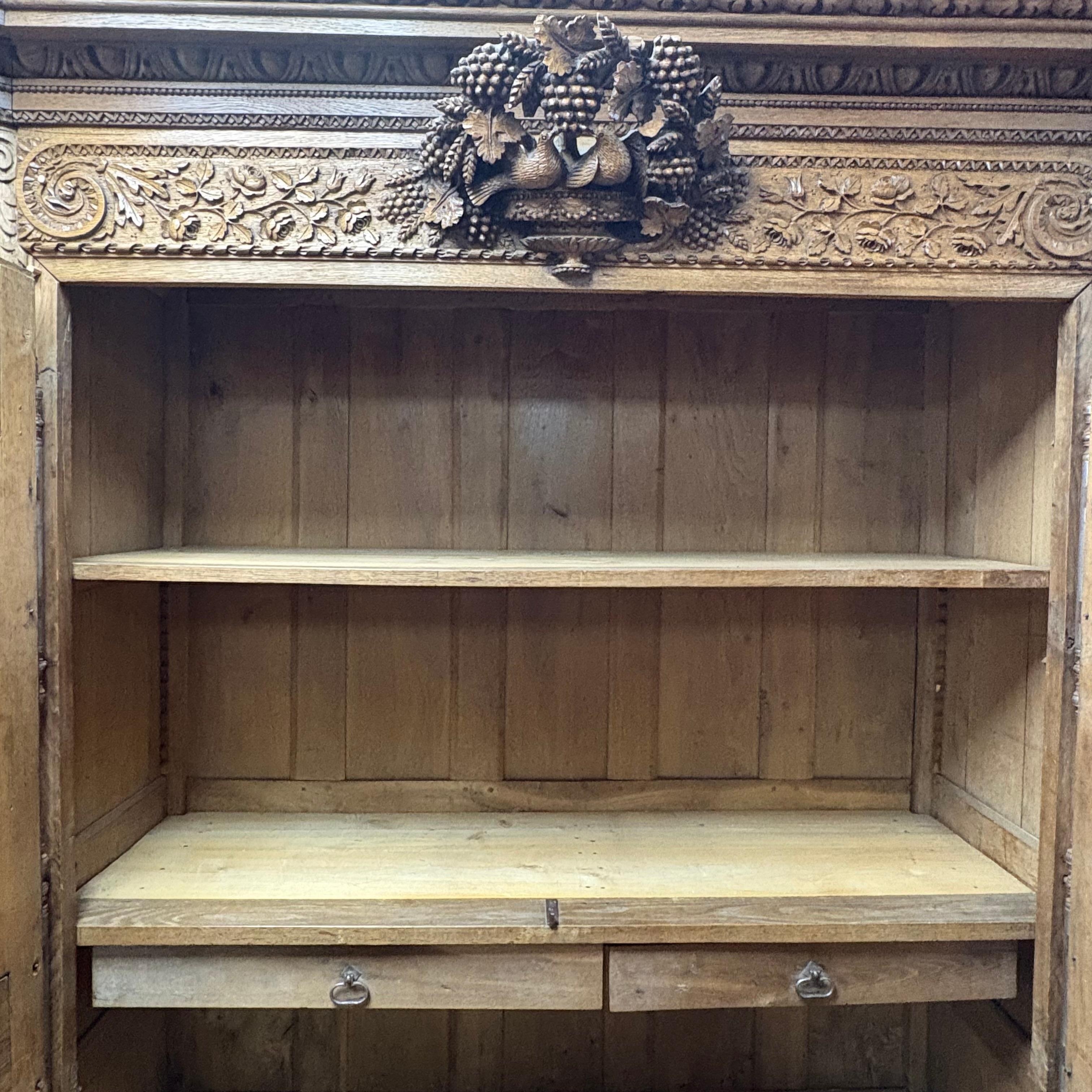 19C Französisch Massiv Eiche Armoire Du Marriage aus der Normandie im Angebot 2