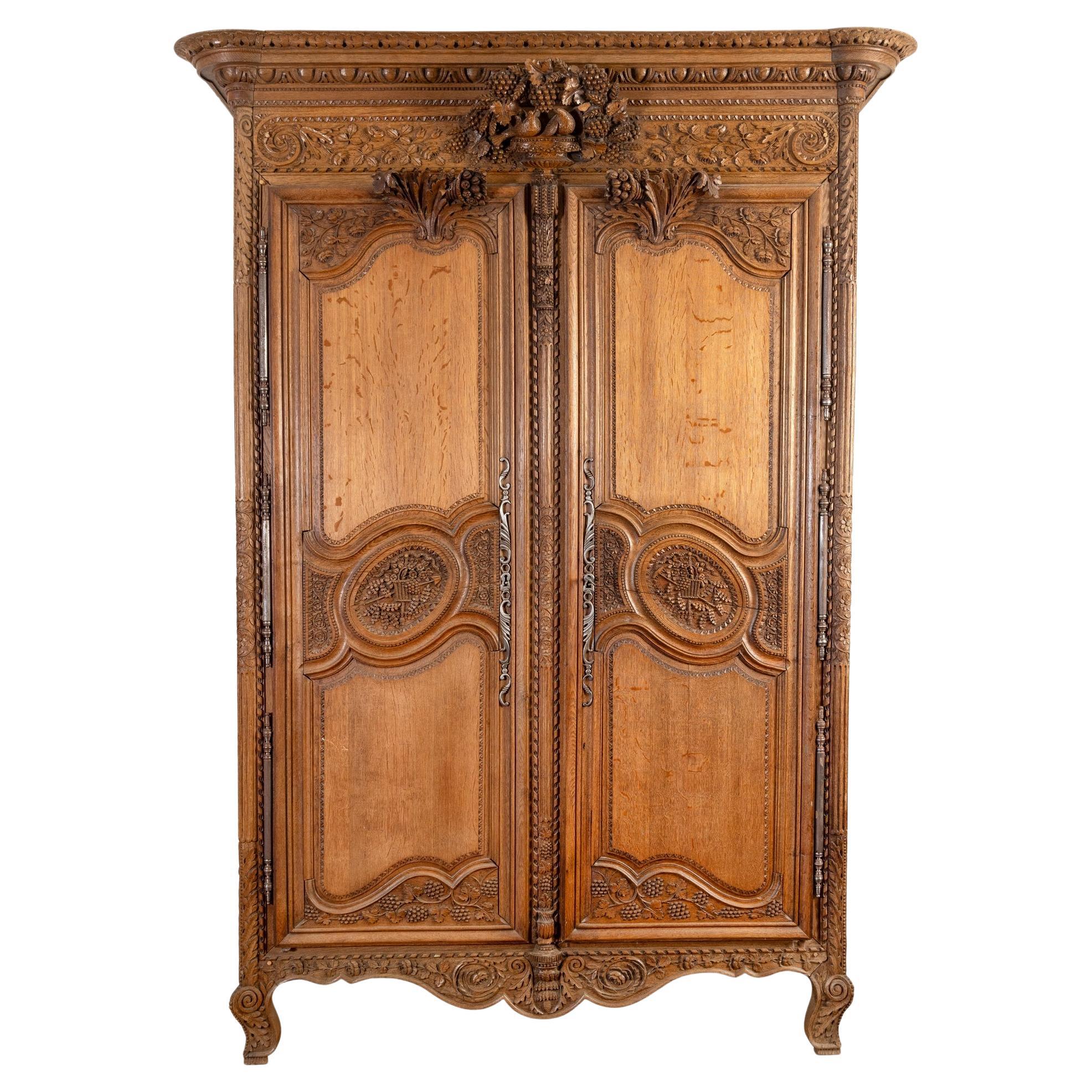 19C Französisch Massiv Eiche Armoire Du Marriage aus der Normandie im Angebot