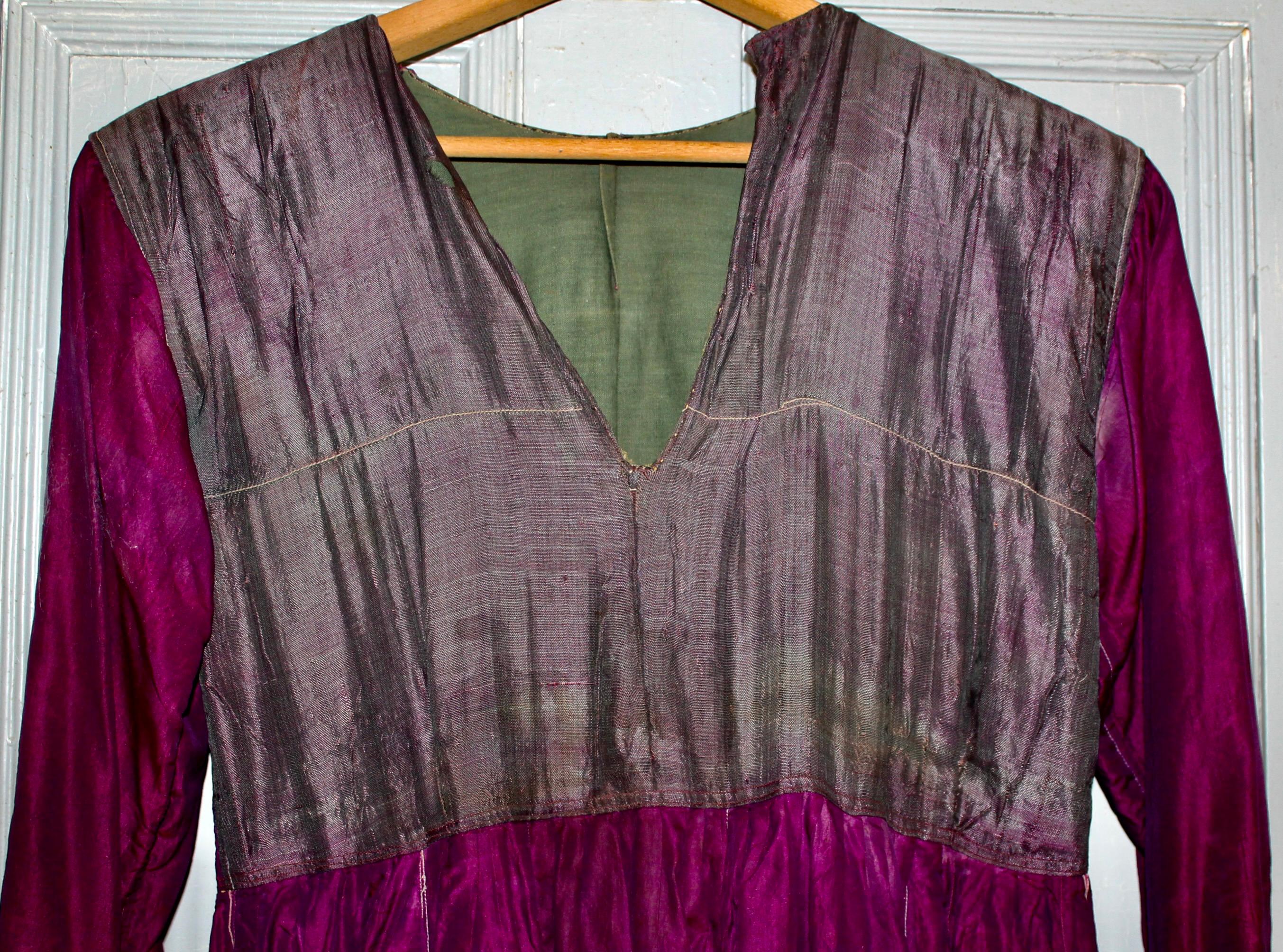 19c. Indisches Stammeskleid aus violetter Seide (Violett) im Angebot