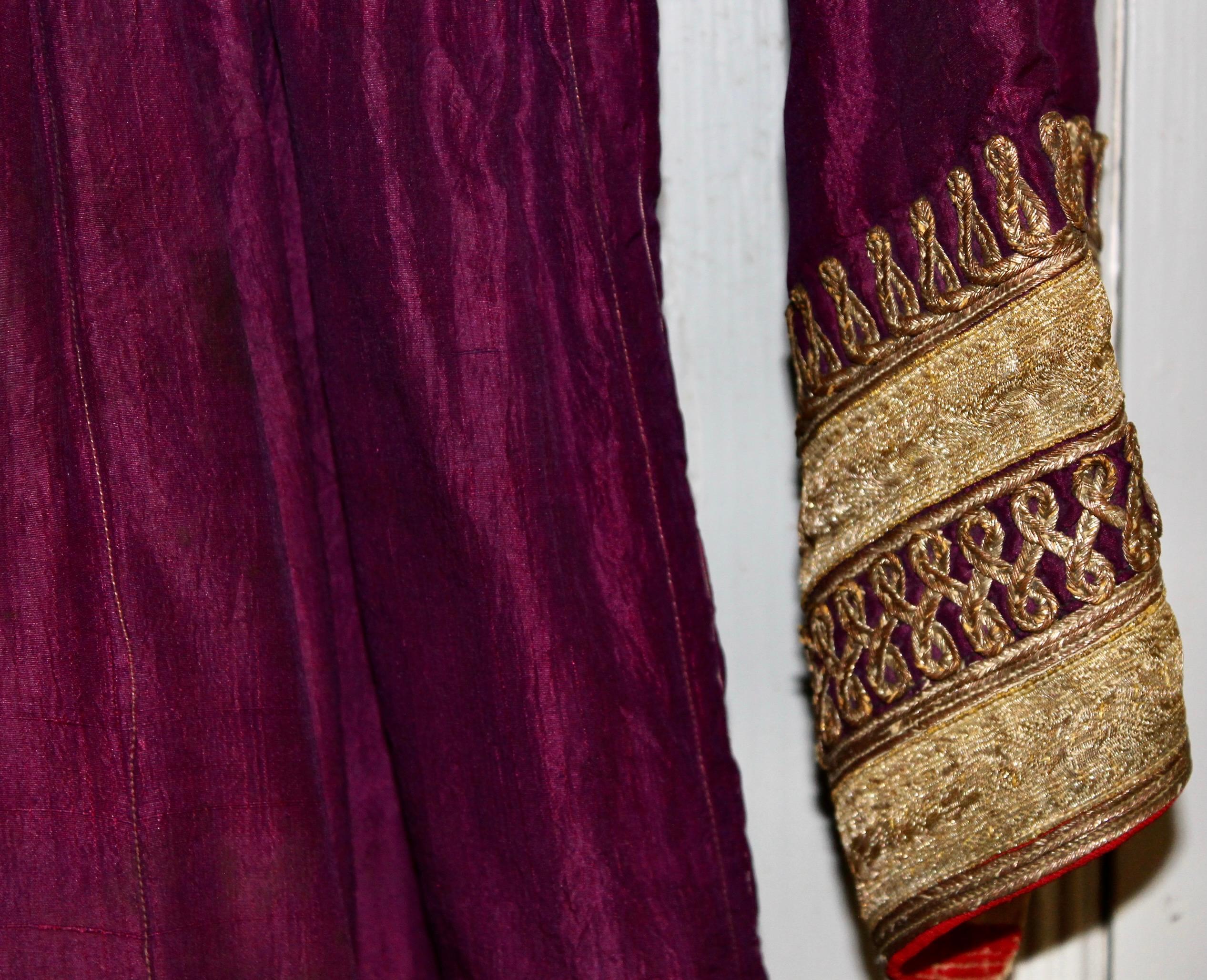 19c. Indisches Stammeskleid aus violetter Seide im Angebot 1