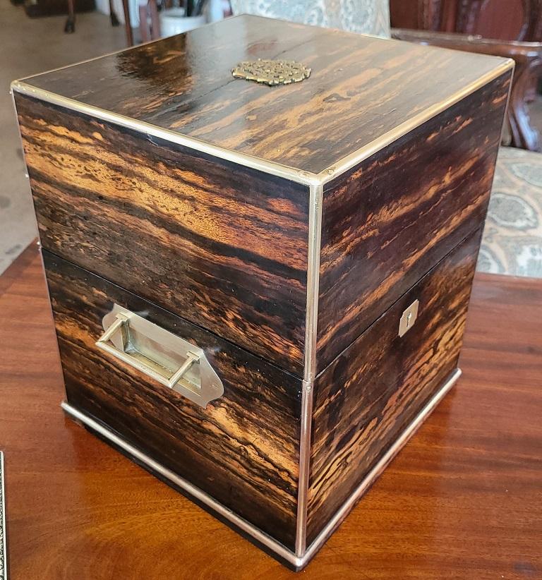 19C Irish Coromandel Wood Campaigner Dekanter Box im Angebot 3