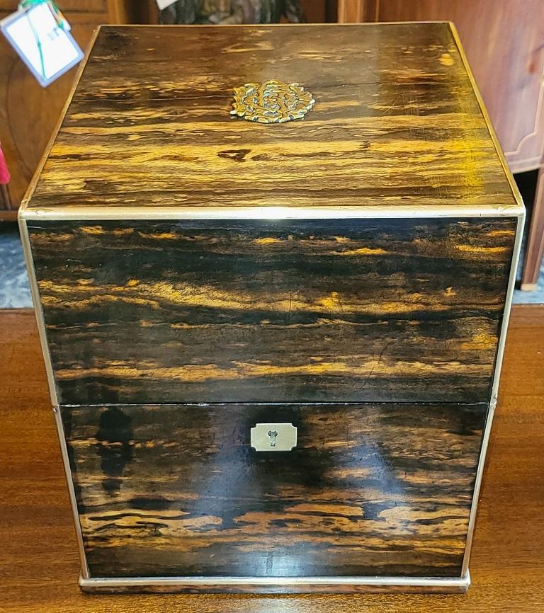 19C Irish Coromandel Wood Campaign Decanter Box In Good Condition For Sale In Dallas, TX