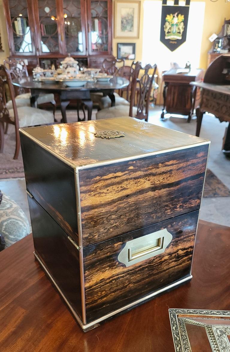 19C Irish Coromandel Wood Campaigner Dekanter Box (Silber) im Angebot