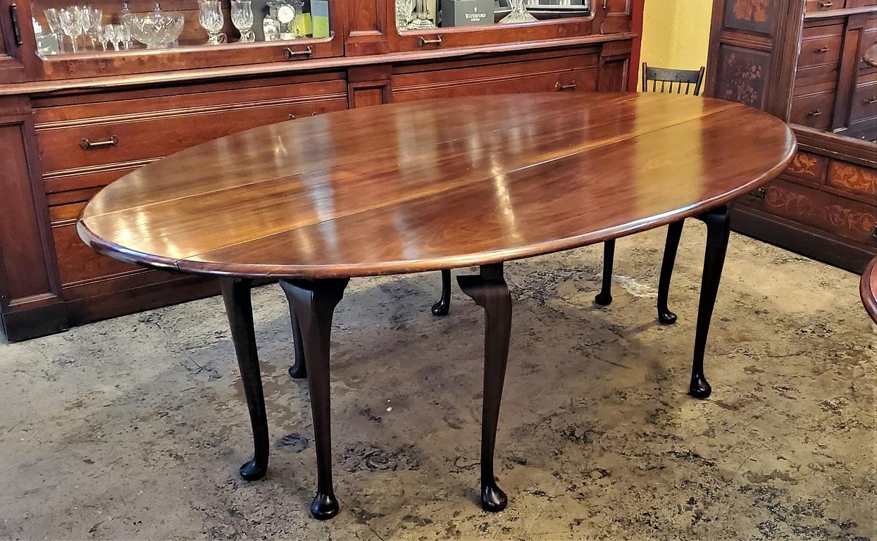 Presenting a gorgeous 19th century Irish country squires mahogany Hunt table.

This table was made in the late 19th century circa 1880, and is made of solid mahogany and sits on 8 legs with padded hoof feet.

2 drop leafs on either side supported by