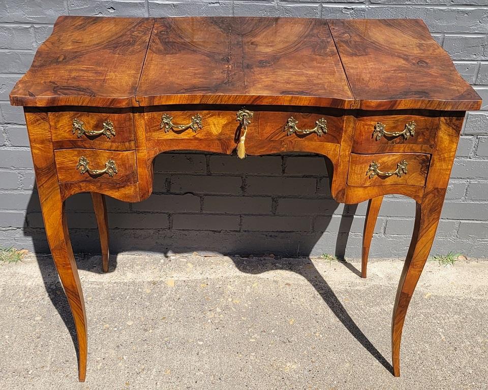Presenting an absolutely stunning 19 C Louis XV Style French Country Poudreuse.

Made in France (probably South of France) circa 1860-80 in the Louis XV Style.

It is made of the most wonderful burl walnut with gorgeous natural patina !

It sits on