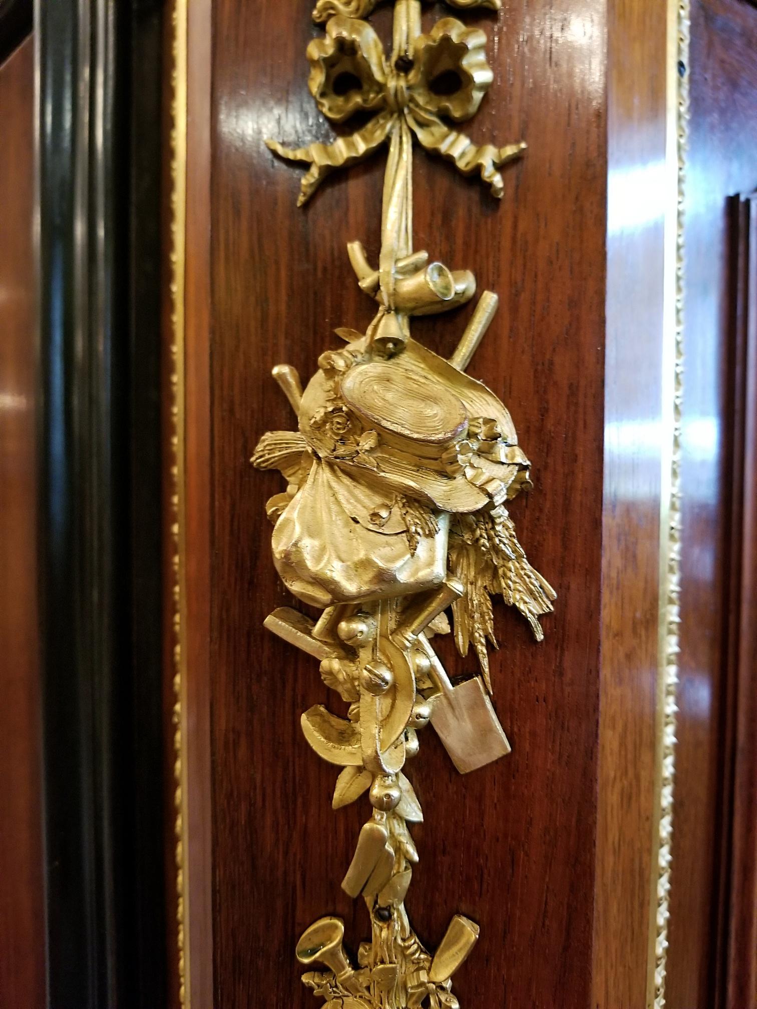 PRÉSENTE une magnifique armoire de style Louis XVI de la fin du 19e siècle, de style français, à la manière de Grohe Frères.

Vers 1880.

Montures en bronze doré ABSOLUMENT FABULEUSES. Les détails du moulage des montures sont stupéfiants.

Les