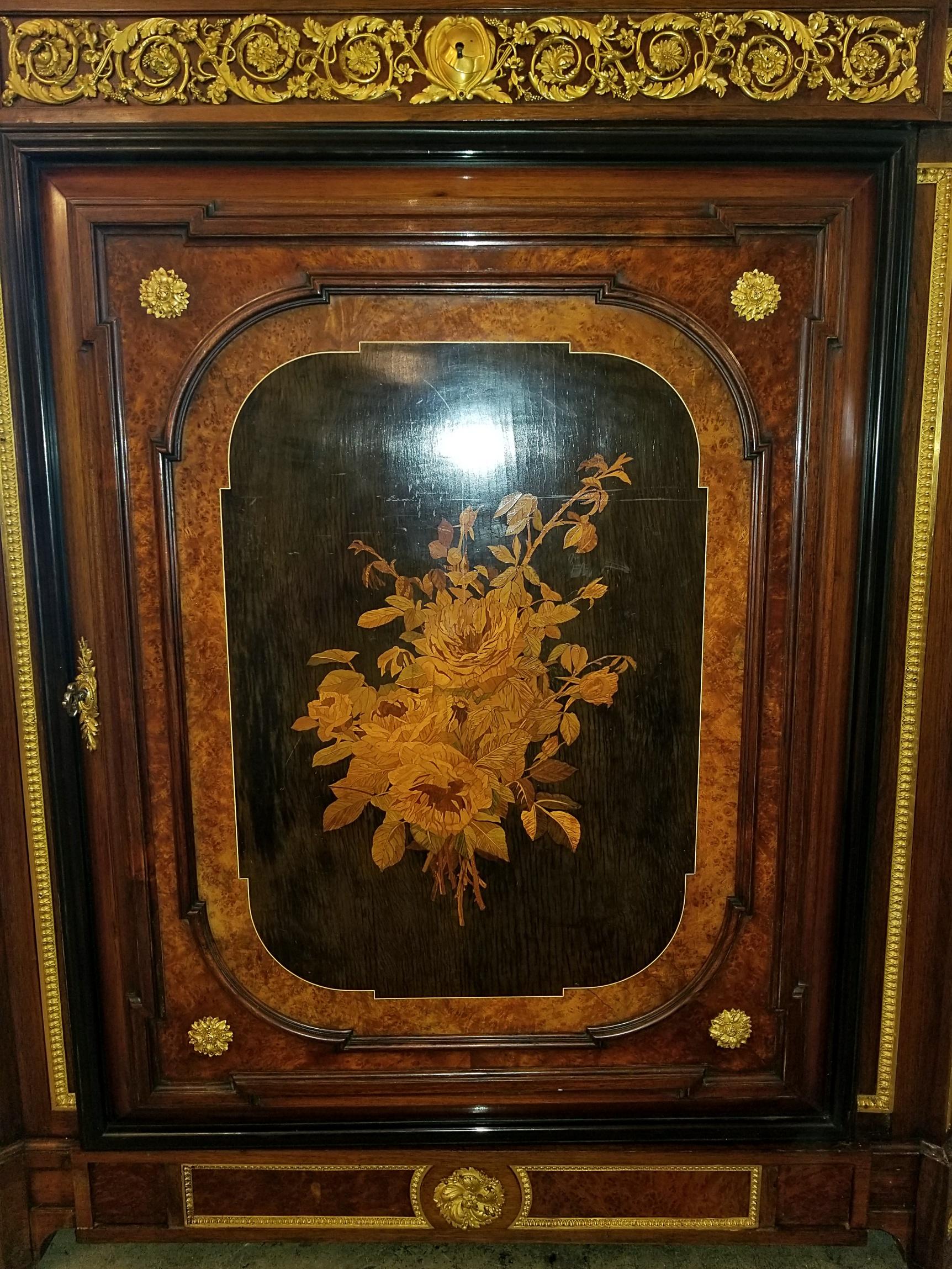 Français Armoire de style Louis XVI du 19ème siècle à la manière de Grohe Frères en vente