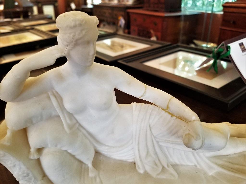 Presenting a beautiful 19th century, Italian carved white marble statue of Venus reclining on a sofa.

From circa 1840.

This is a lovely table-top figurine, elegant Neoclassicism!

Probably purchased on the ‘Grand Tour’.

The statue is