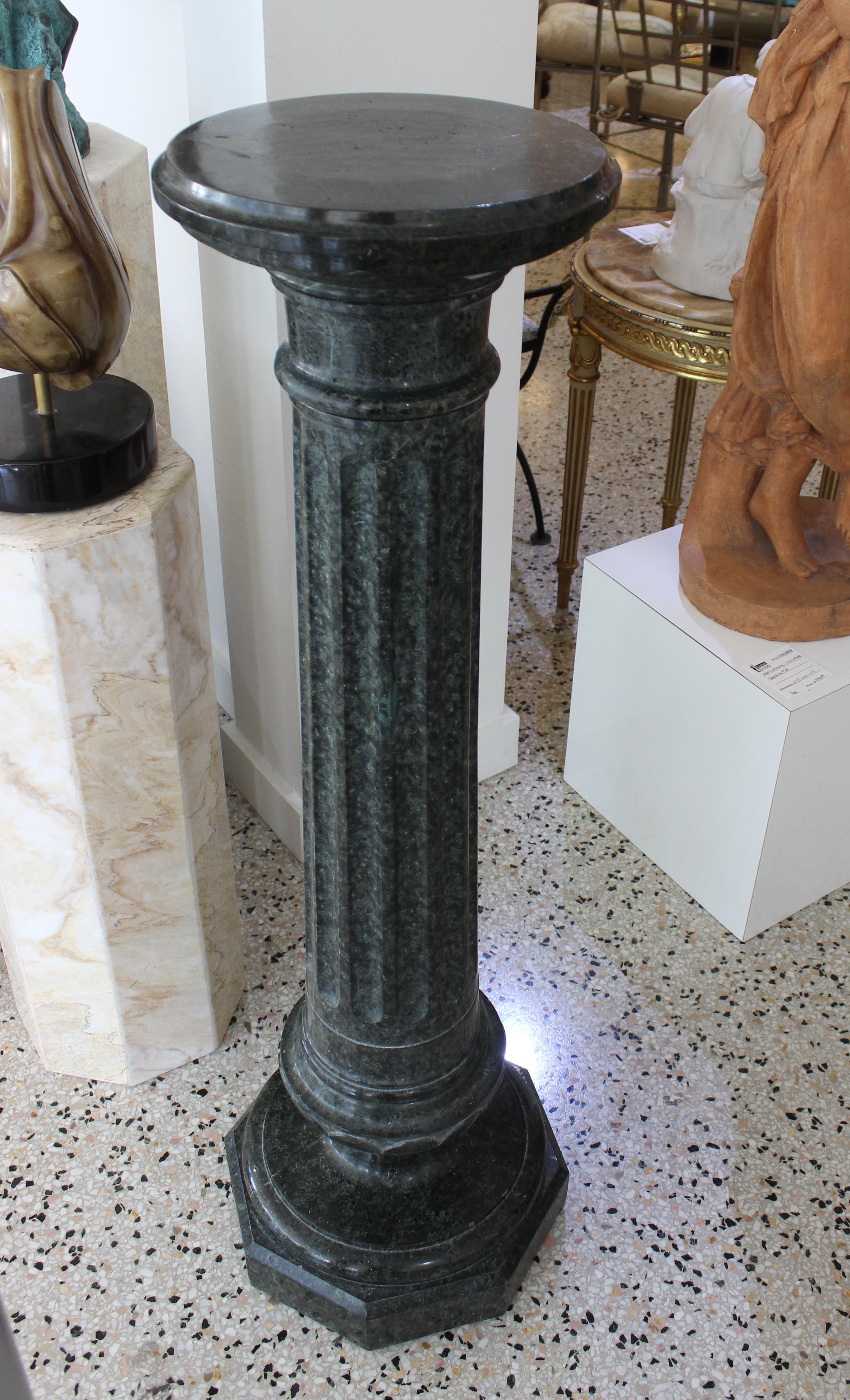 Questo elegante piedistallo in marmo italiano risale alla fine del XIX secolo ed è stato acquistato da una proprietà di Palm Beach.

Nota: il piedistallo è composto da cinque pezzi separati 

Nota: c'è una piccola scheggiatura e prove di precedenti