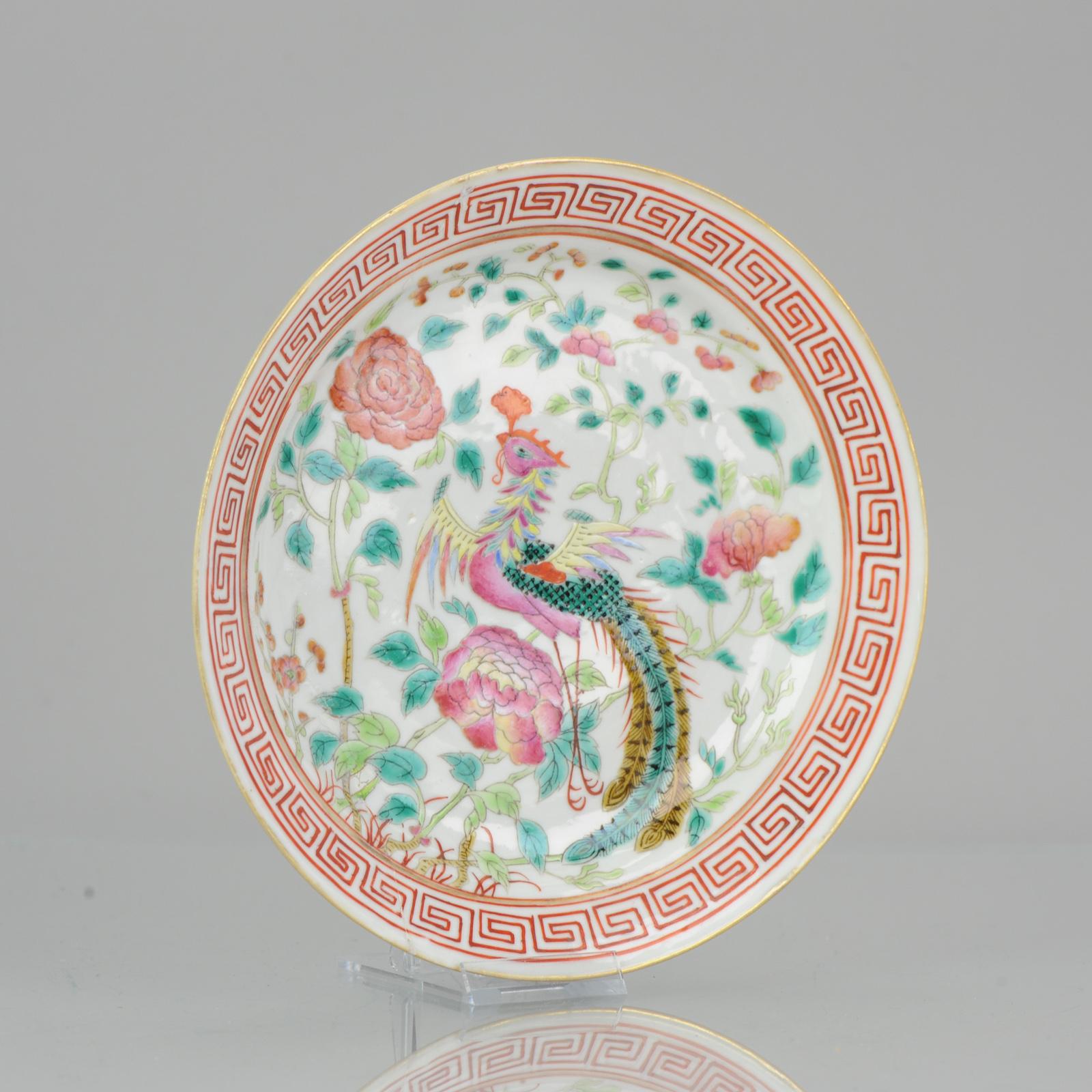 Belle assiette en porcelaine chinoise avec une couleur étonnante et une peinture de bonne qualité. Fabriqué pour le marché chinois du détroit (Malaisie / Singapour). Marqué à la base.
Illustré et décrit dans 