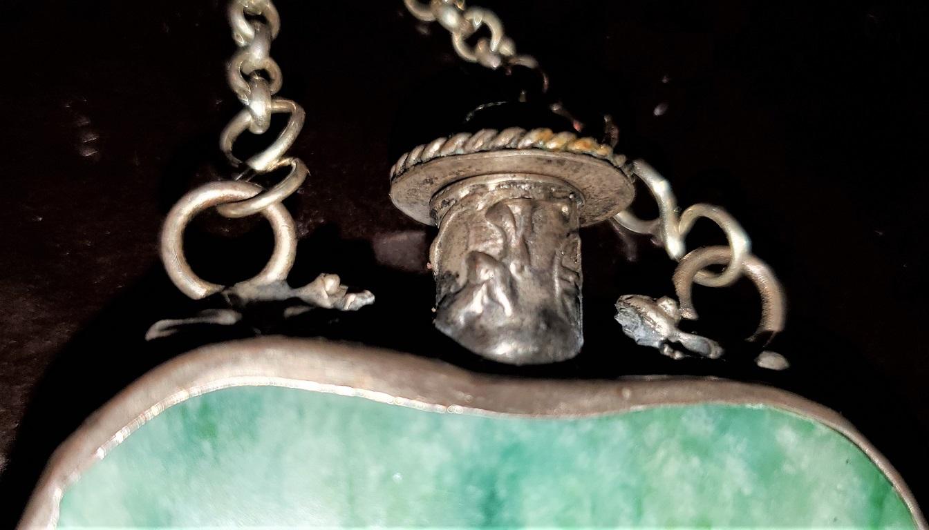 Gorgeous 19th century tibetan, late Qing Dynasty and made of silver, jade and jadeite pendant with silver chain.

The Jadeite pendant is for holding perfume or scent and to be worn around the neck using the chain.

The pendant is banded in