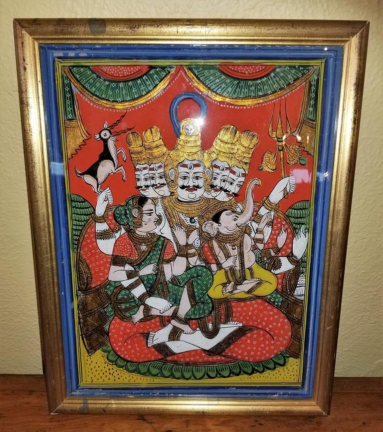 PRÉSENTATION d'une ÉCLATANTE et HAUTEMENT DESIRABLE et IMPORTANTE peinture sur verre inversé du 19e siècle représentant Shiva, Parvati et Ganesh, provenant de la Collection S.

Cette pièce a des antécédents impeccables !

Elle a été achetée par un