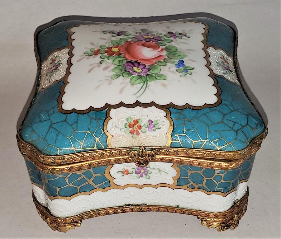 Presenting a gorgeous French 19th century Samson Paris Porcelain Trinket Box probably by Edme Samson.

Marked on the base with “Made in France” and unmistakably in the style and manner of Samson.

The lid features hand painted floral bouquets on