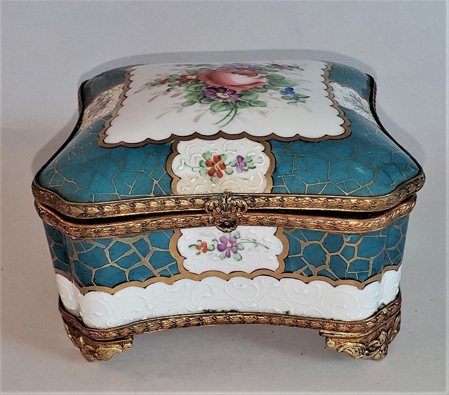 Louis XVI Boîte à bijoux Samson en porcelaine de Paris du 19ème siècle en vente