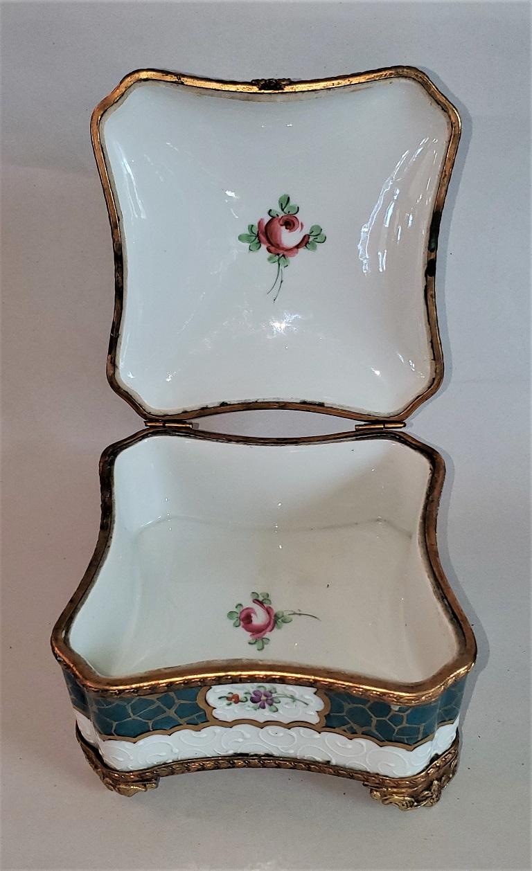 French 19th Century Samson Paris Porcelain Trinket Box For Sale