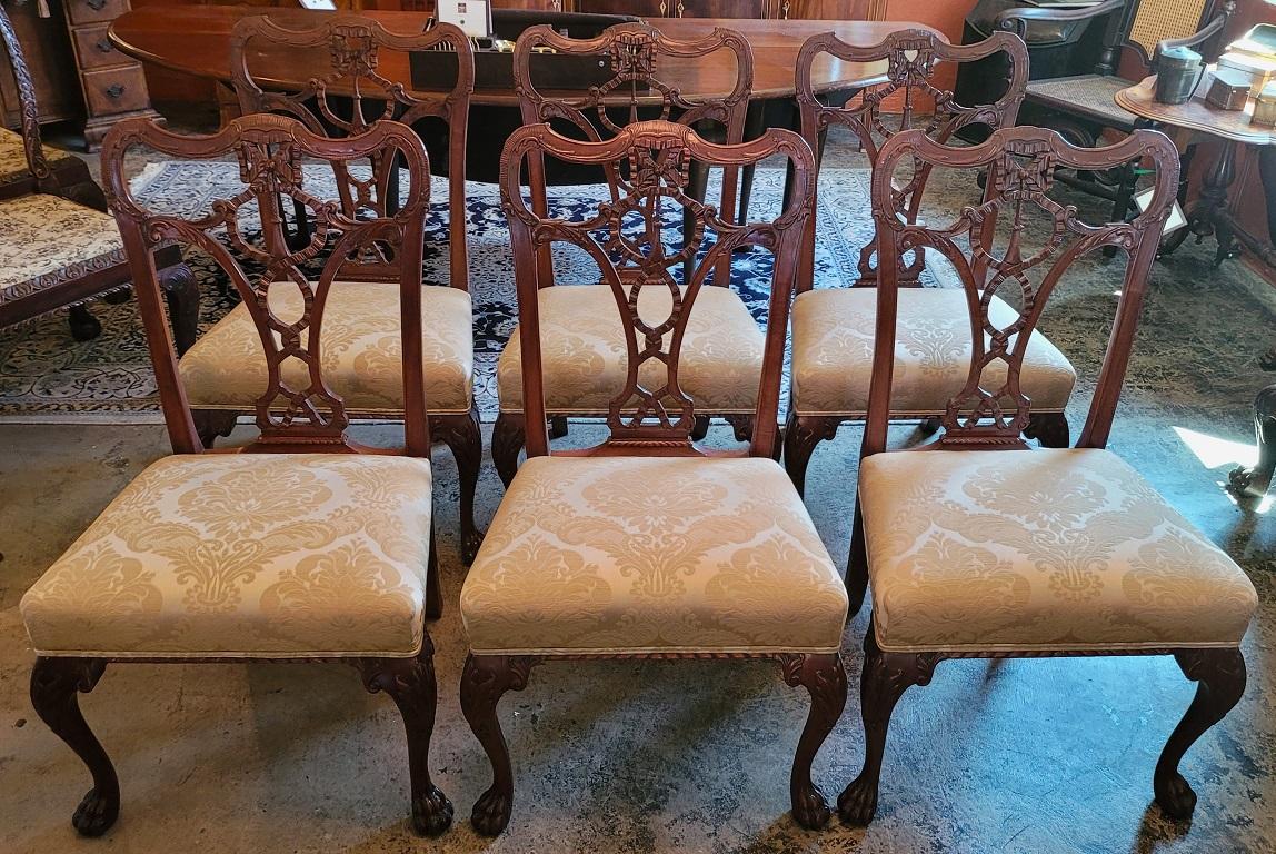 Ti presentiamo un favoloso set di 6 sedie da pranzo irlandesi con schienale a nastro in stile Chippendale del XIX secolo.

Di produzione irlandese, circa 1840-60.

Sappiamo che sono irlandesi grazie ai piedi a 