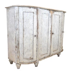 Buffet suédois du 19e siècle avec portes rondes