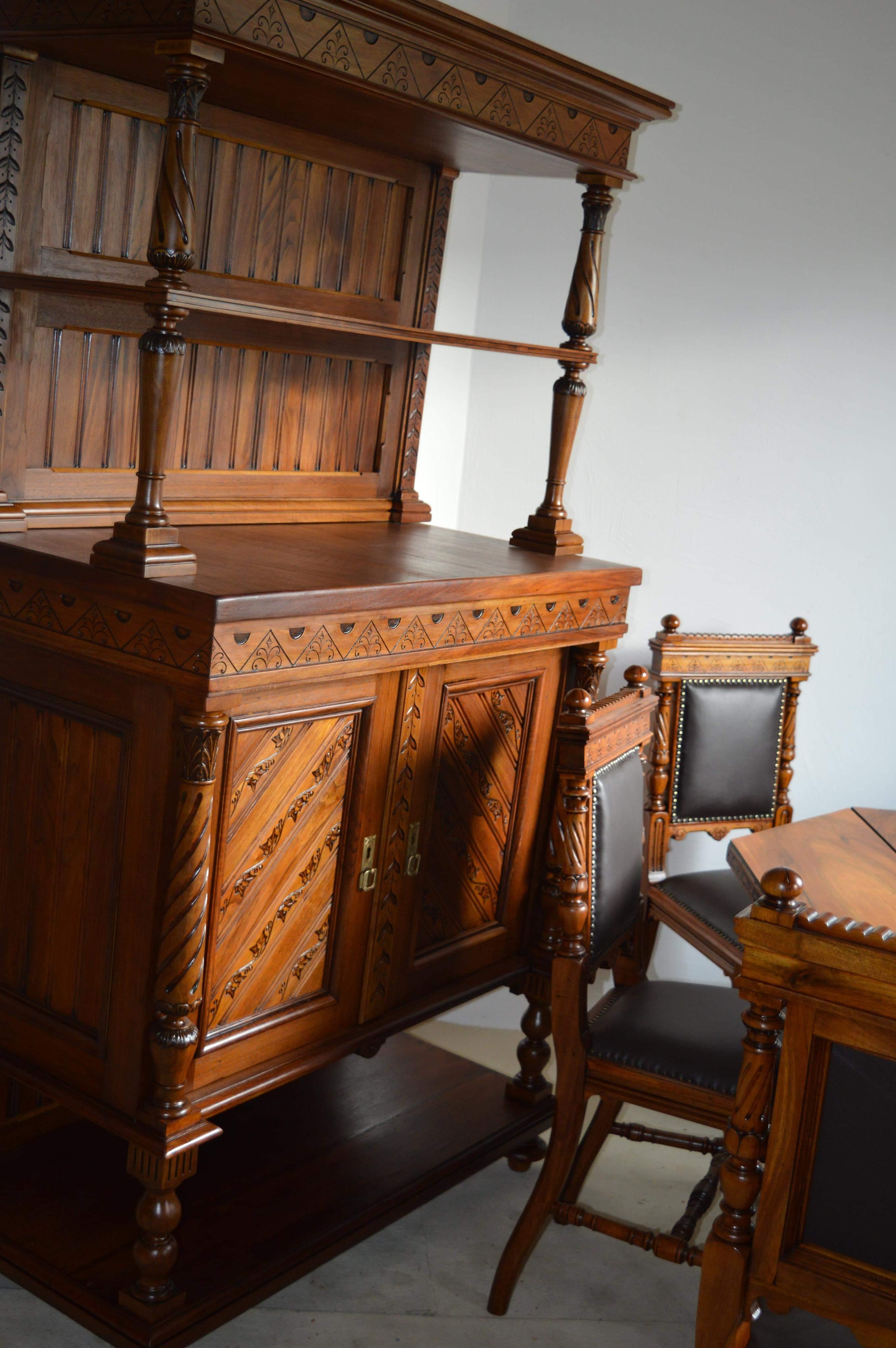 19th Century Walnut Dinner Set and Two Cupboard (Neoklassisch) im Angebot