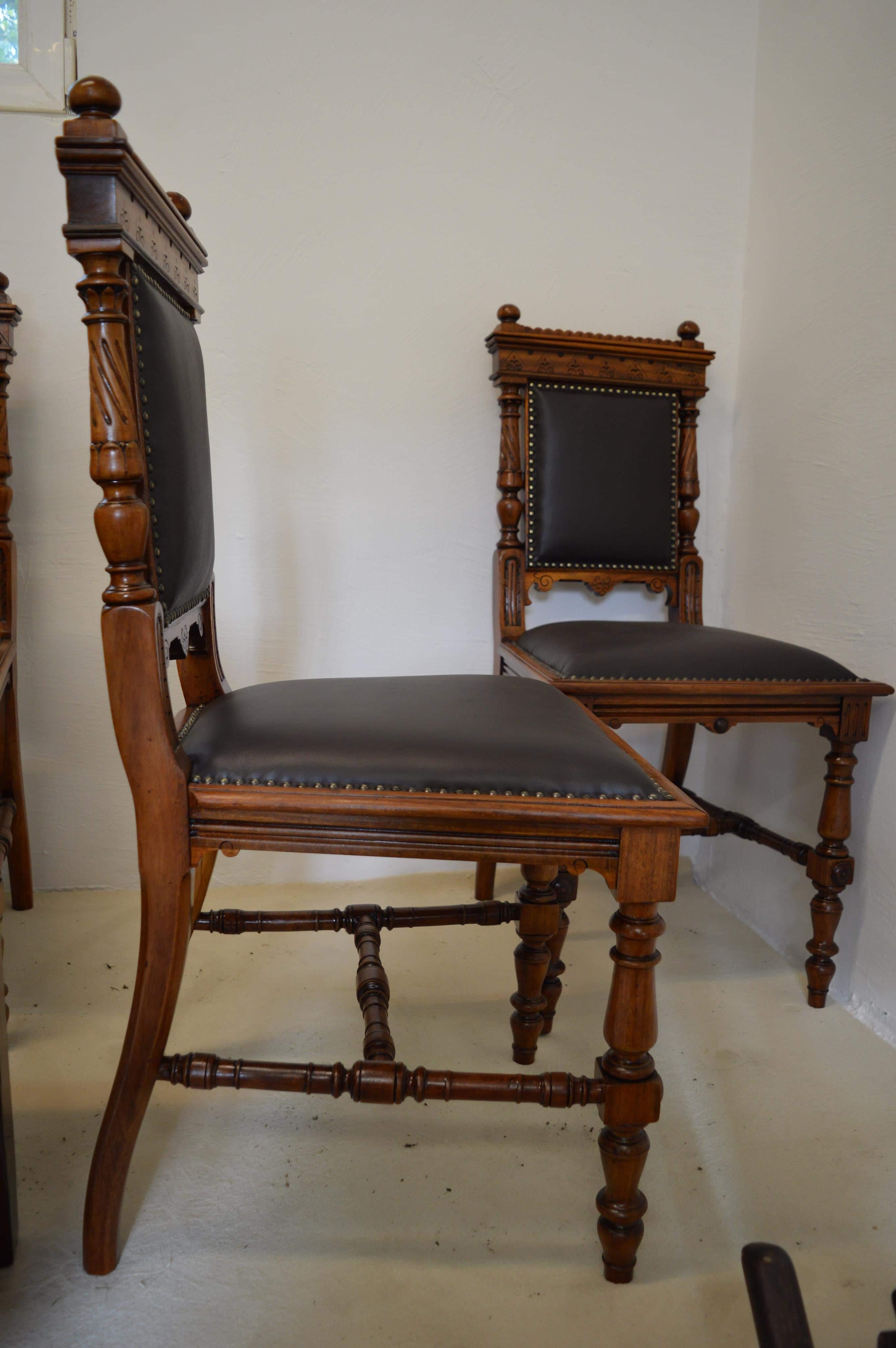 19th Century Walnut Dinner Set and Two Cupboard im Angebot 12