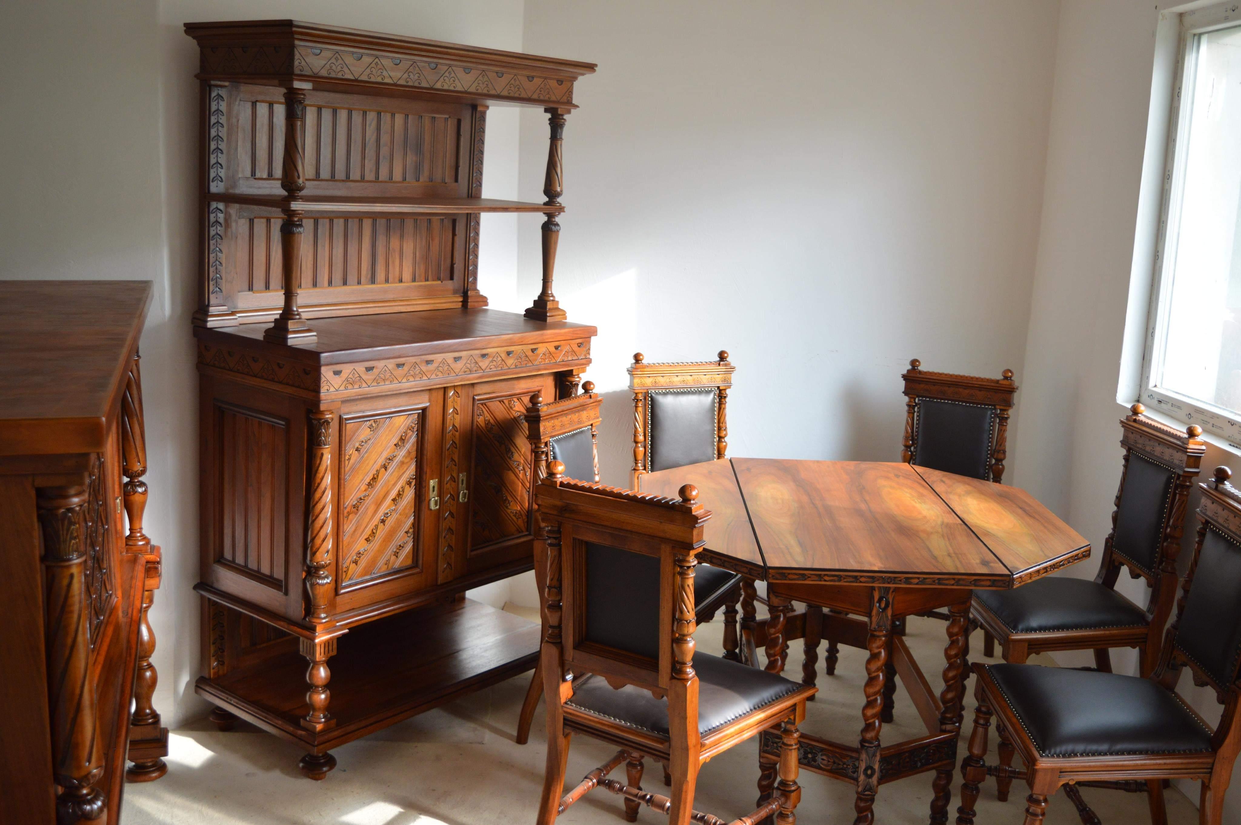 19th Century Walnut Dinner Set and Two Cupboard (Walnuss) im Angebot