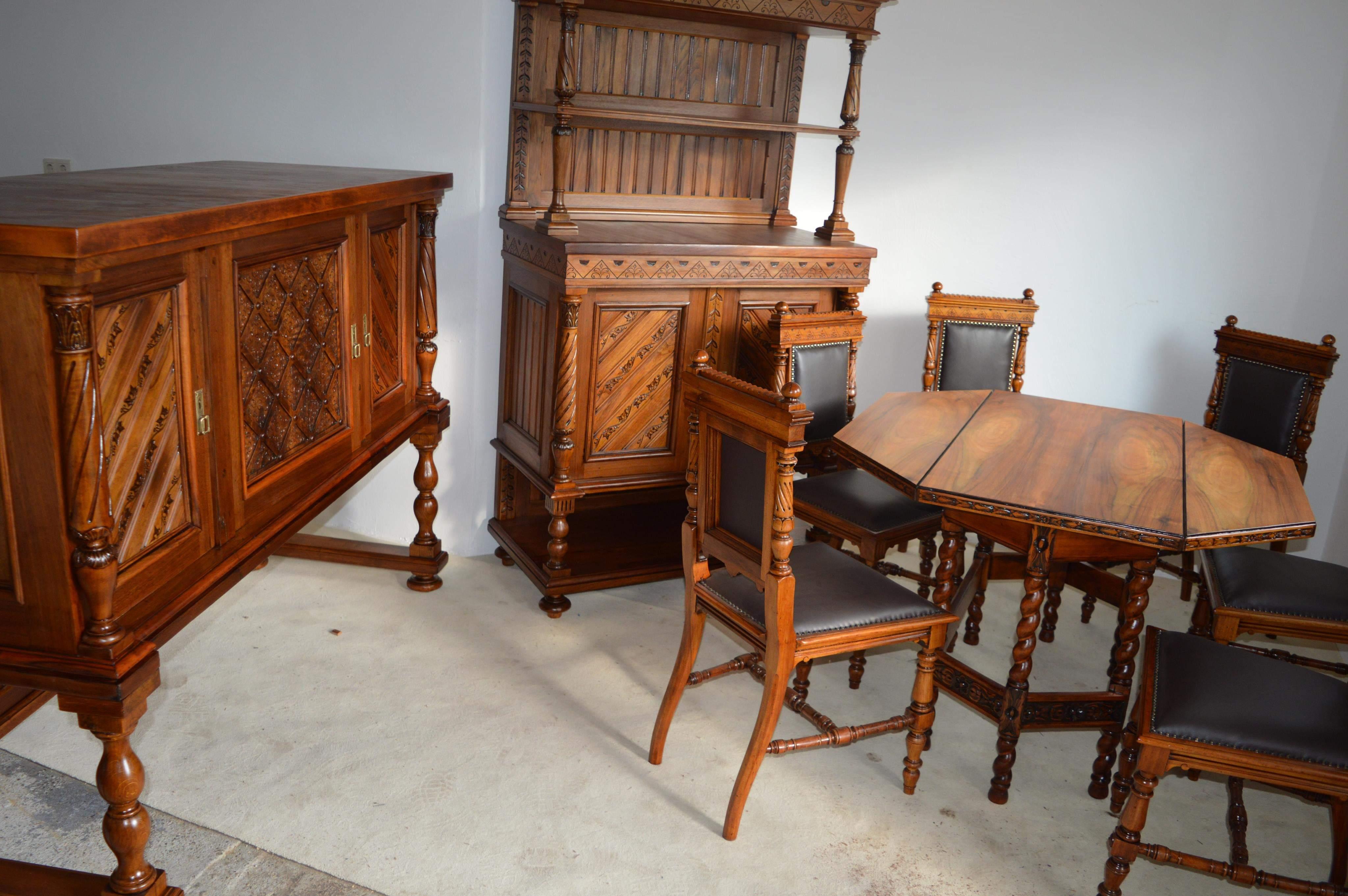 19th Century Walnut Dinner Set and Two Cupboard im Angebot 1