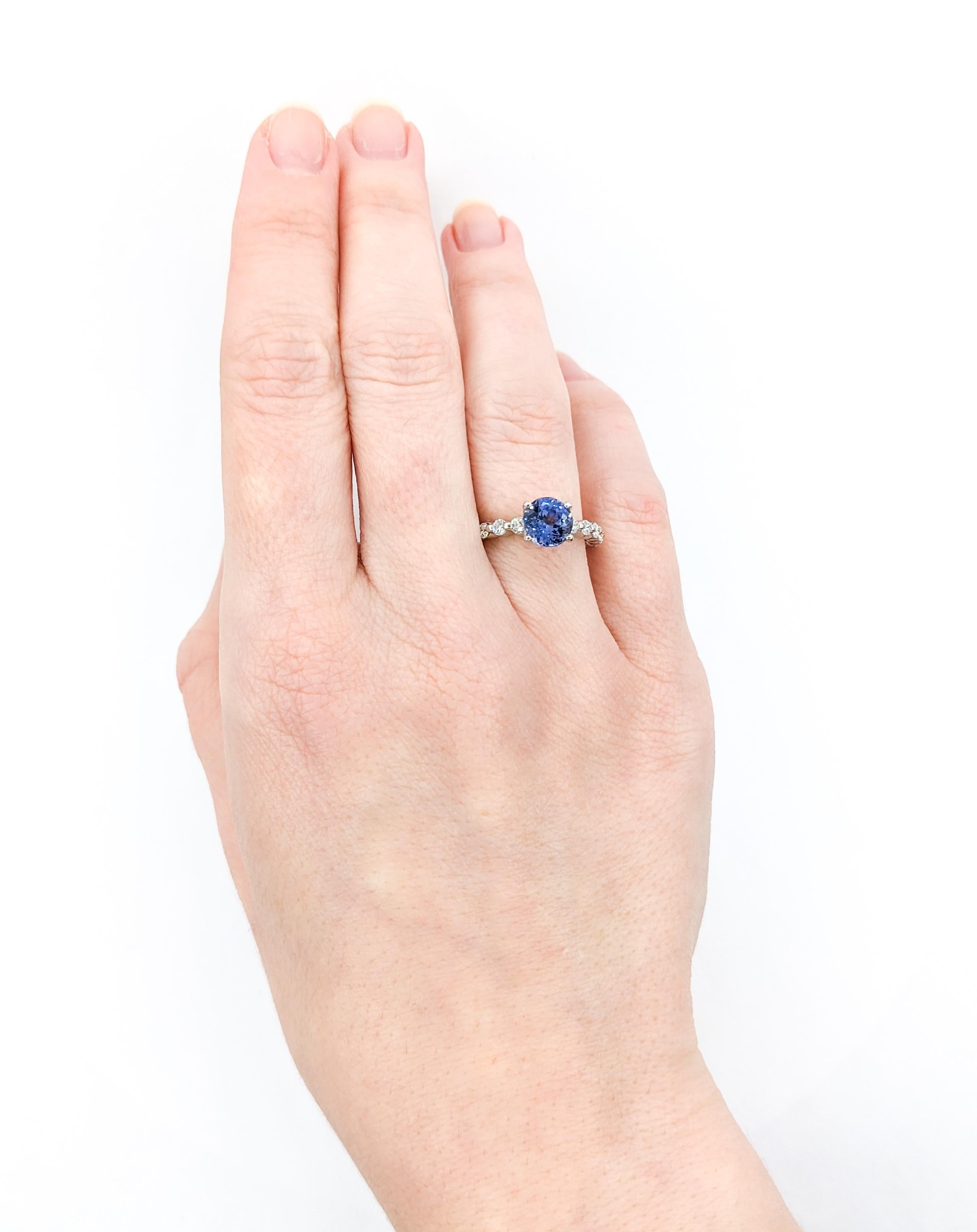 Moderno Anello Ritani con zaffiro blu da 1,9 carati e diamante da 50 carati in platino Premium in vendita