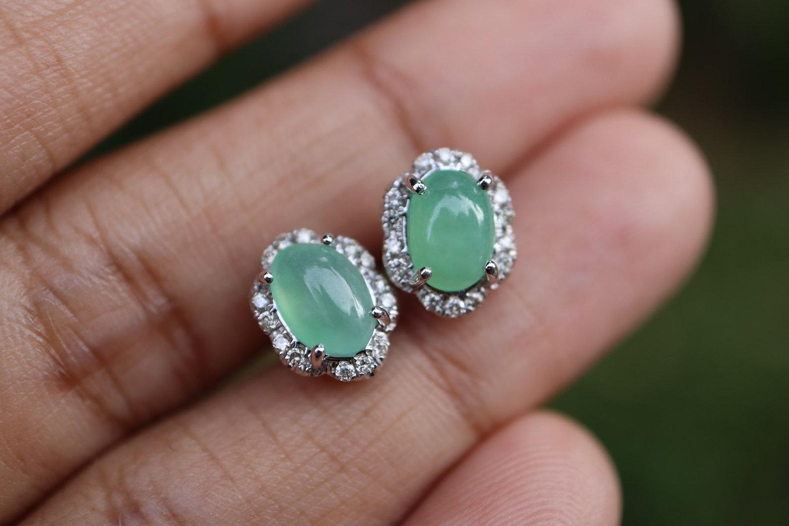 Jadeit Typ A und natürliche Diamanten.

Gewicht der Jadeit-Jade (2 Stück) - 1.89Ct

Abmessungen - 7,8x6,3 mm

Natürliche Diamanten - 0,17Ct

100% natürlicher Jadeit aus Birma

Unbehandelt, nicht gebleicht, kein Farbstoff, keine Veredelung

18k