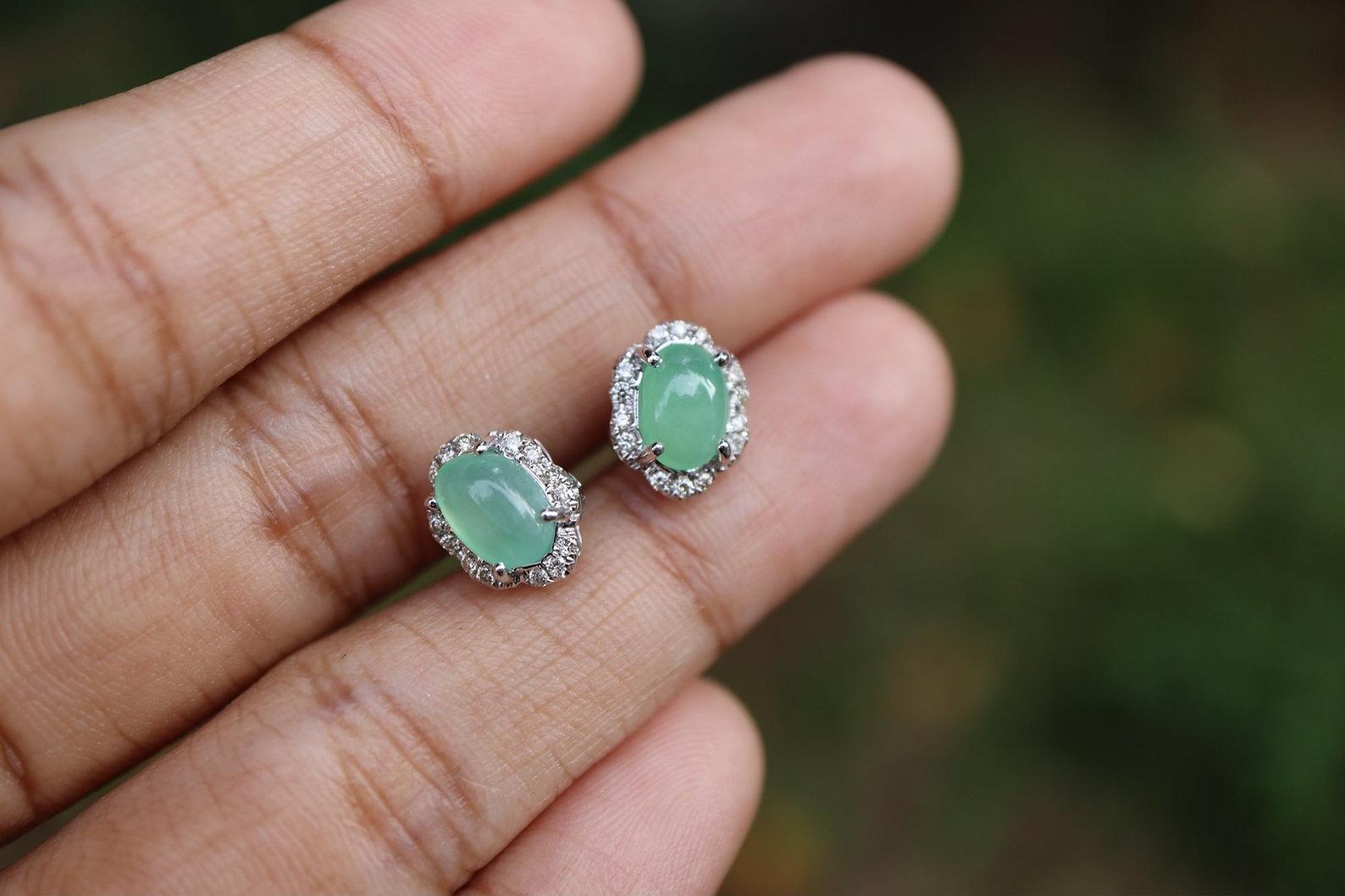 1.9 Karat Hellgrüner Ohrstecker Typ A Jadeit und natürlicher Diamant (Ovalschliff)