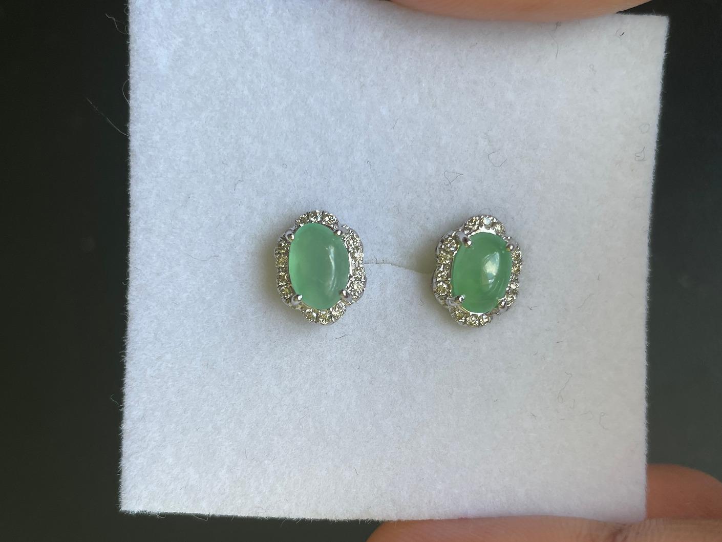1.9 Karat Hellgrüner Ohrstecker Typ A Jadeit und natürlicher Diamant im Zustand „Neu“ in Singapore, SG