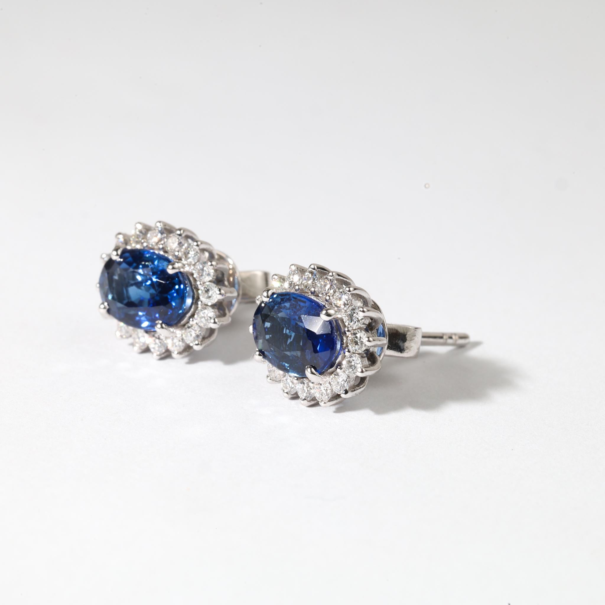 💎 Descrizione del prodotto:
Senza tempo e affascinanti, questi orecchini a cerchio presentano una coppia di zaffiri blu naturali dal taglio ovale, per un totale di circa 1,90tcw (0,95ct ciascuno). Elegati per il loro fascino blu profondo e
