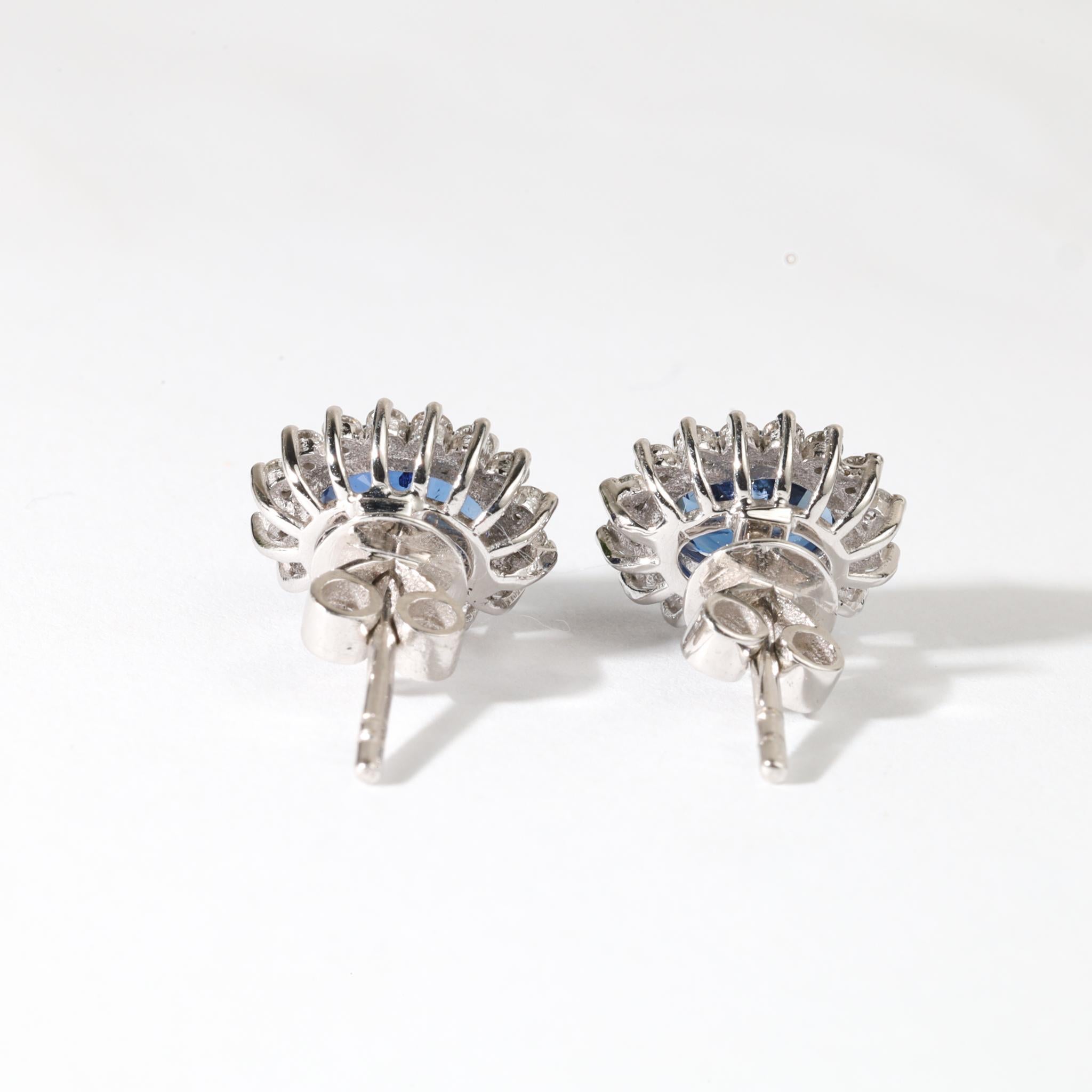 Taglio ovale Orecchini con zaffiro blu ovale naturale da 1,9 carati e diamanti a raggiera in oro bianco 18 carati in vendita