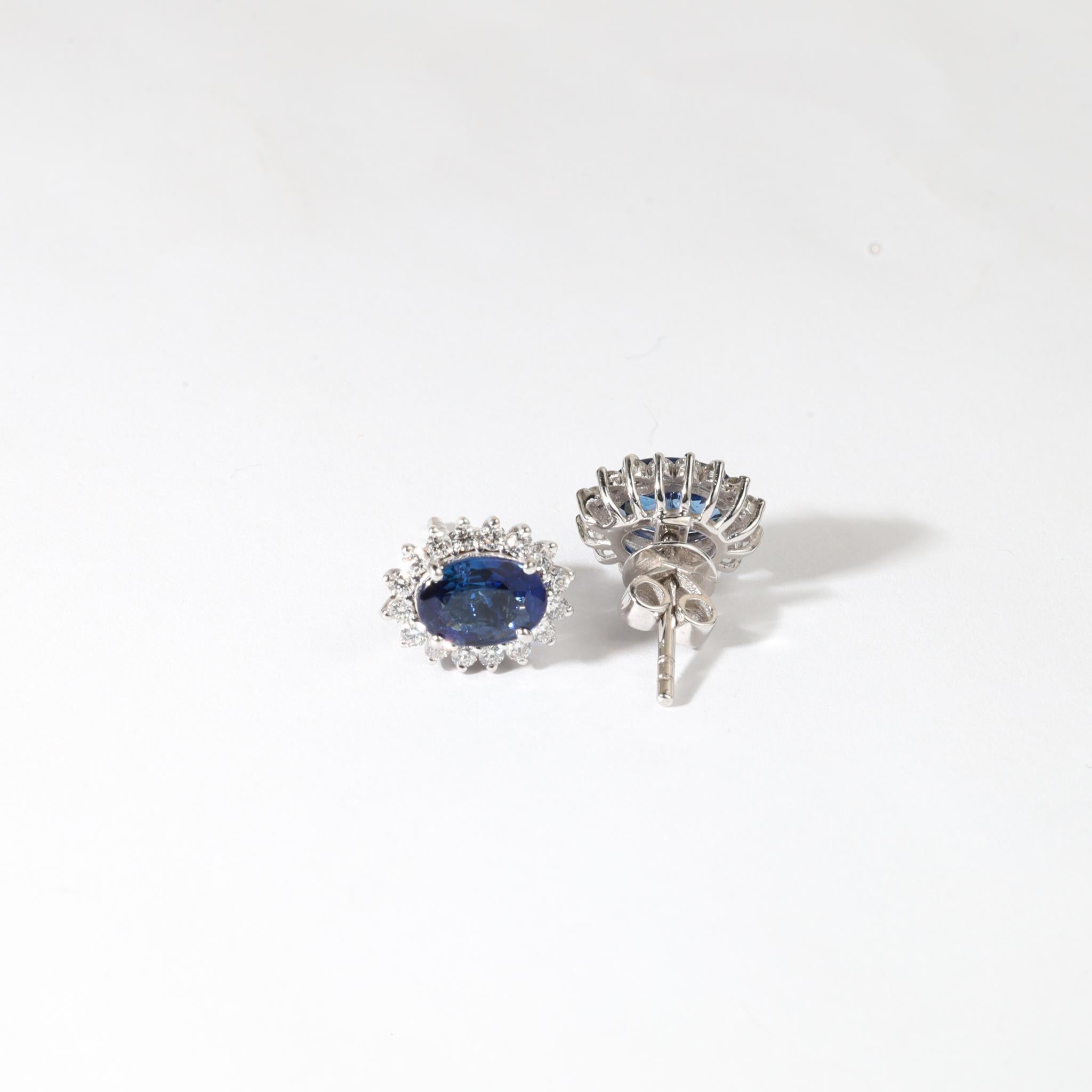 Donna Orecchini con zaffiro blu ovale naturale da 1,9 carati e diamanti a raggiera in oro bianco 18 carati in vendita