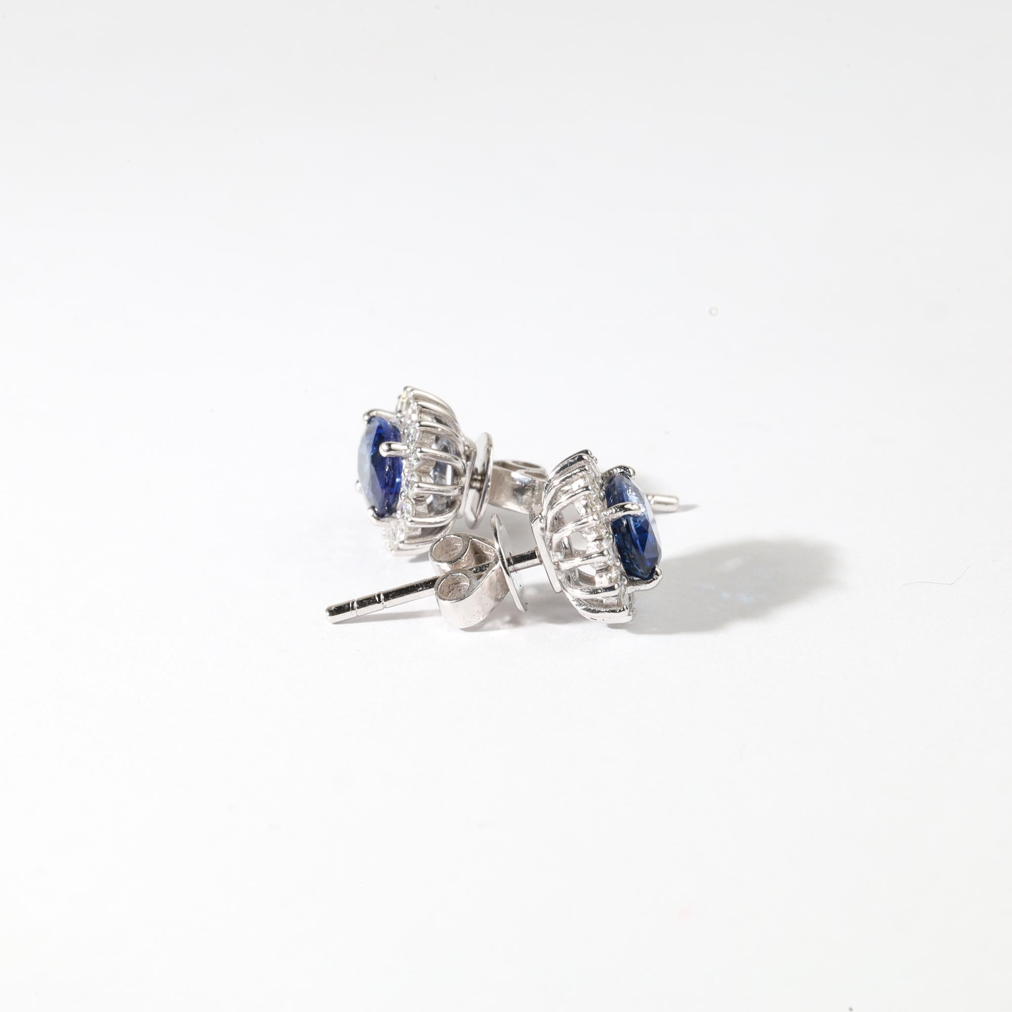 Orecchini con zaffiro blu ovale naturale da 1,9 carati e diamanti a raggiera in oro bianco 18 carati in vendita 1