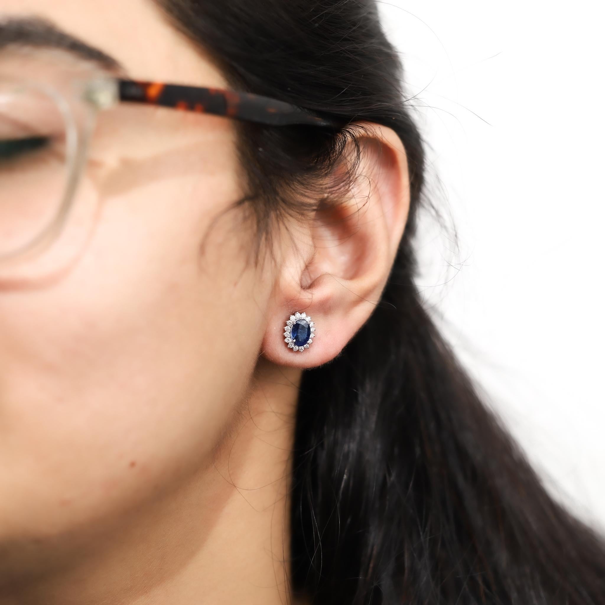 Orecchini con zaffiro blu ovale naturale da 1,9 carati e diamanti a raggiera in oro bianco 18 carati in vendita 3