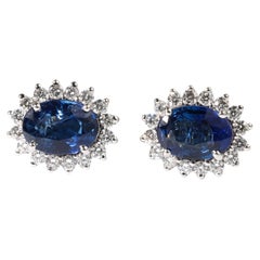Orecchini con zaffiro blu ovale naturale da 1,9 carati e diamanti a raggiera in oro bianco 18 carati