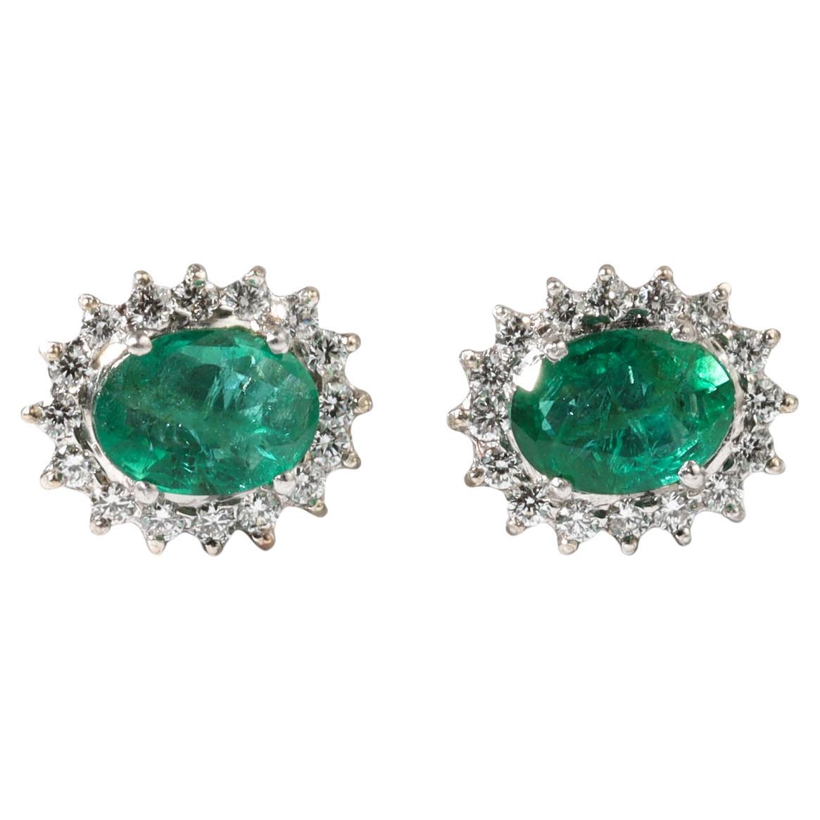 1,9ct Natürlicher Ovalschliff Smaragd & Diamant Halo Ohrstecker in 18K Weißgold im Angebot