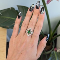 Bague en grenat tsavorite de 1,9 ct rehaussée de diamants naturels : or massif 14 carats, 9 x 7 mm